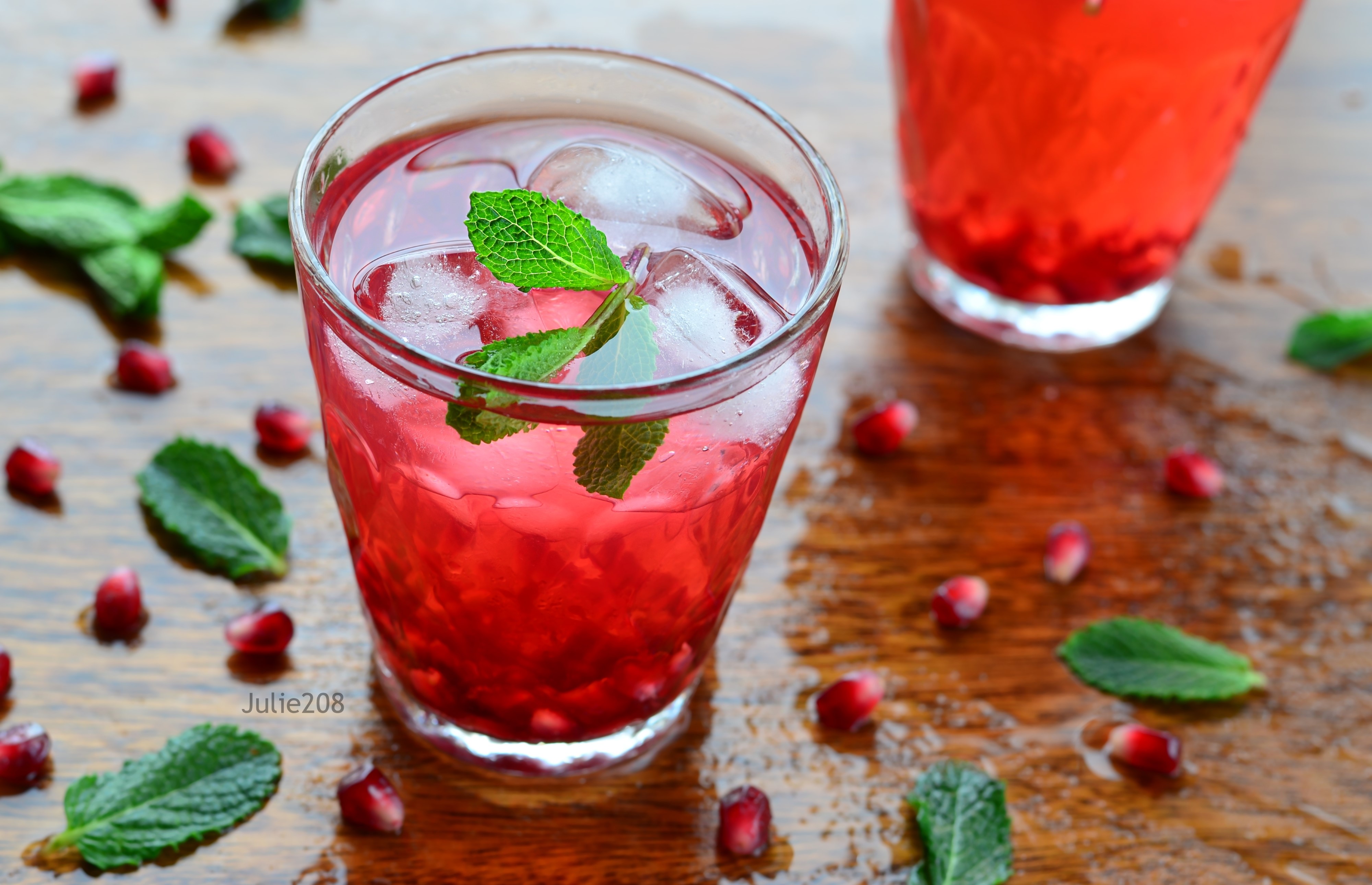 Pomegranate Juice with Mint and Ice HD Wallpaper