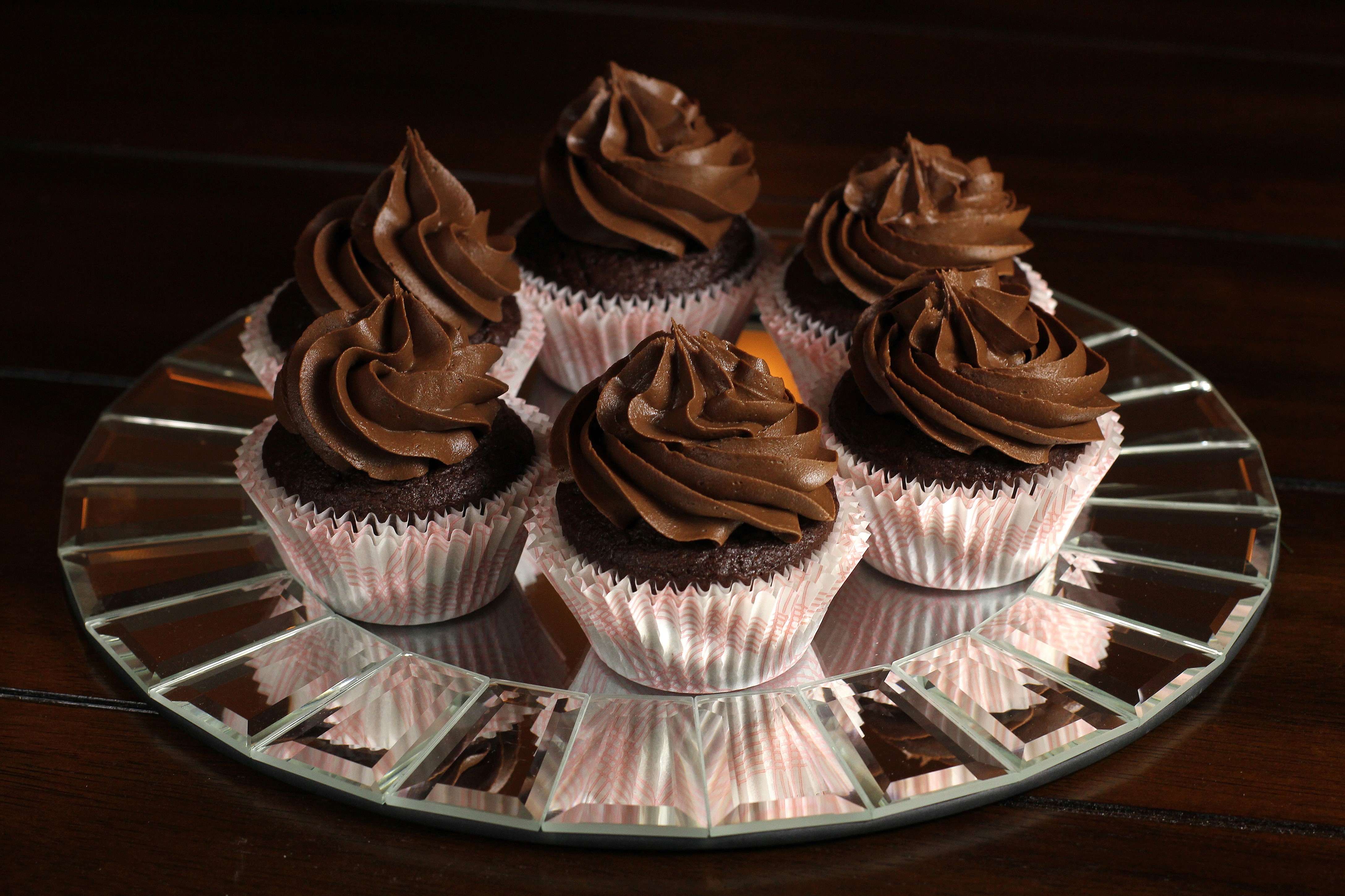 Chocolate Cupcakes on a Mirrored Plate HD Wallpaper