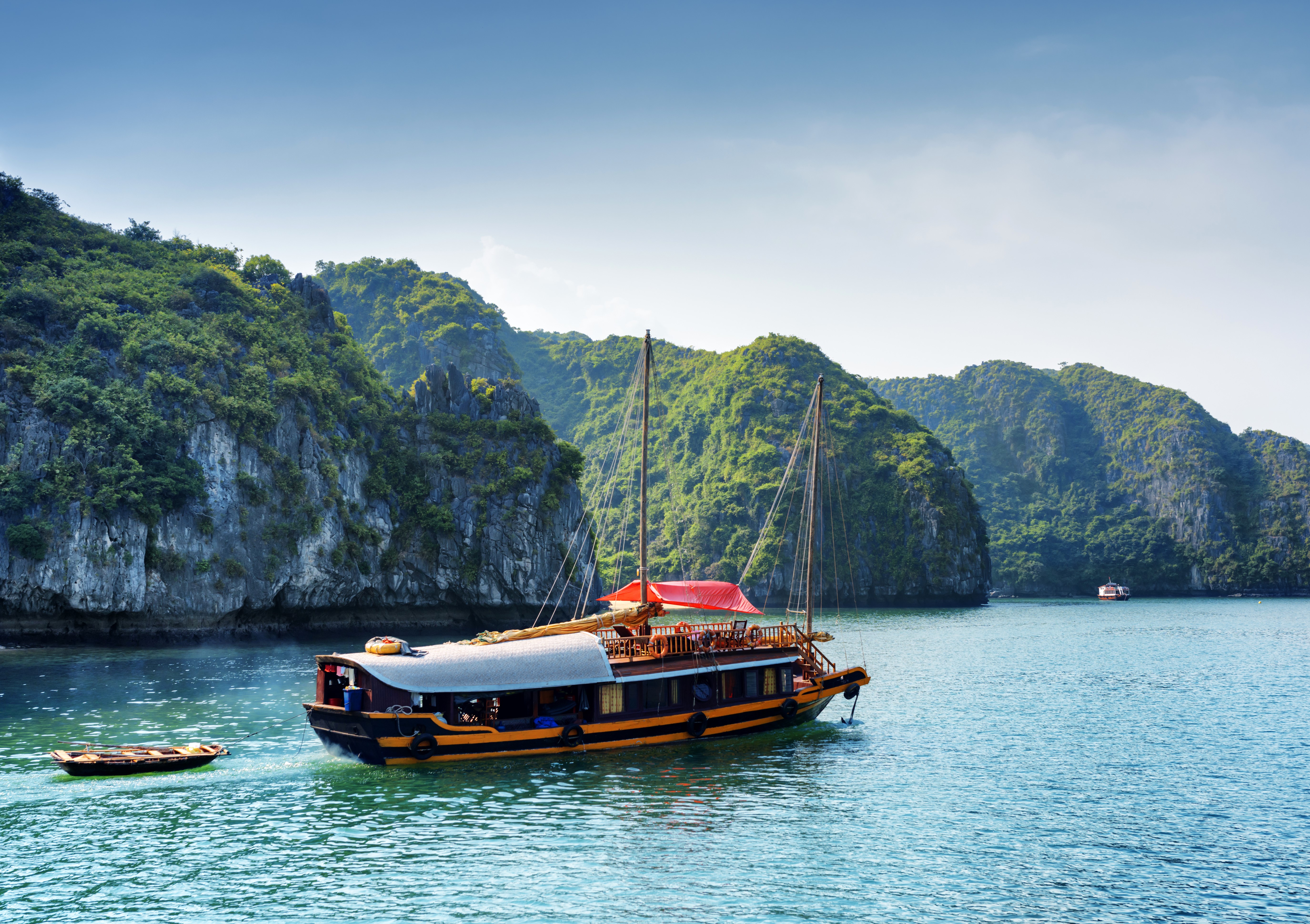 Boat sailing in Halong Bay, Vietnam HD Wallpaper