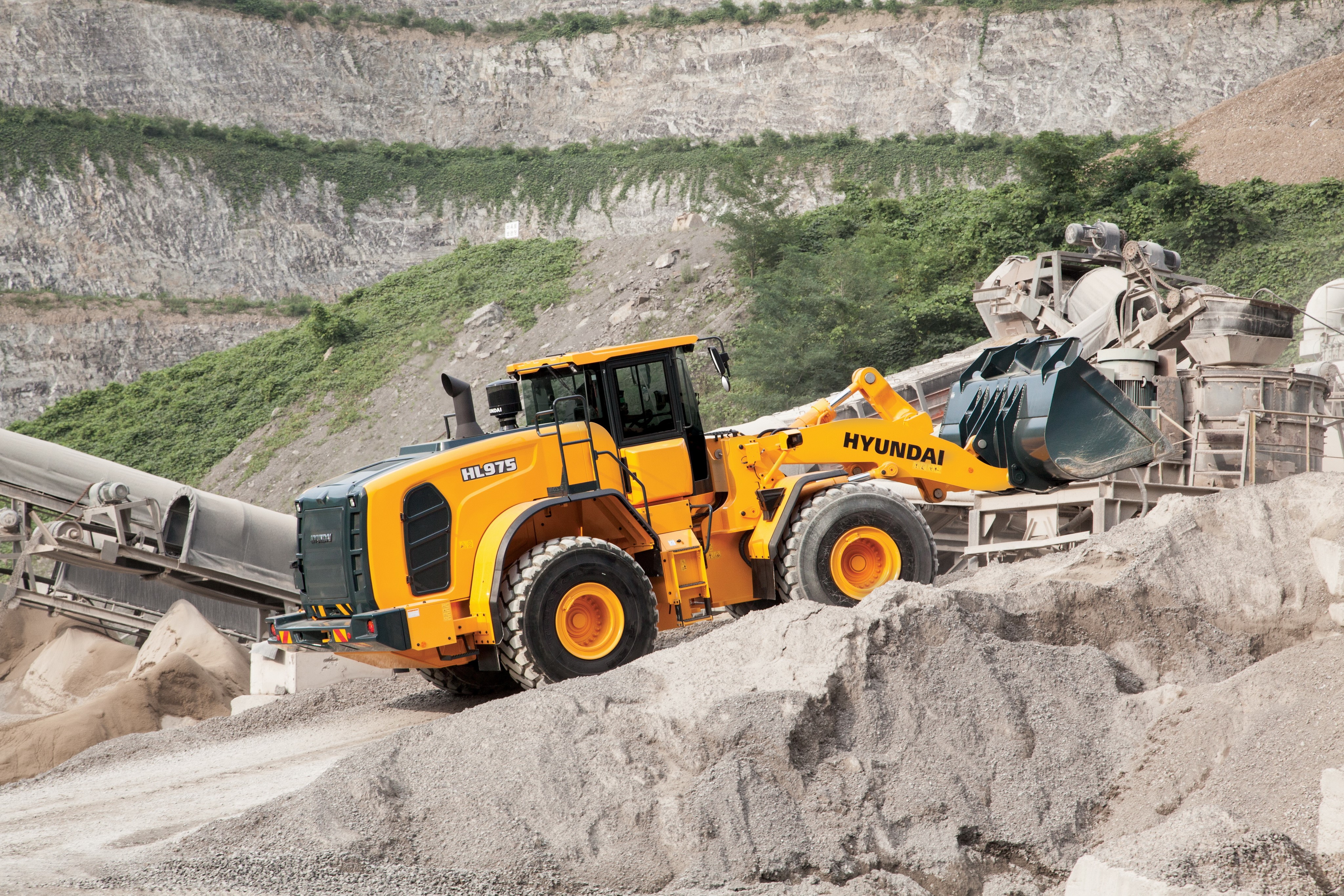 2017 Hyundai HL975 Wheel Loader in Quarry HD Wallpaper