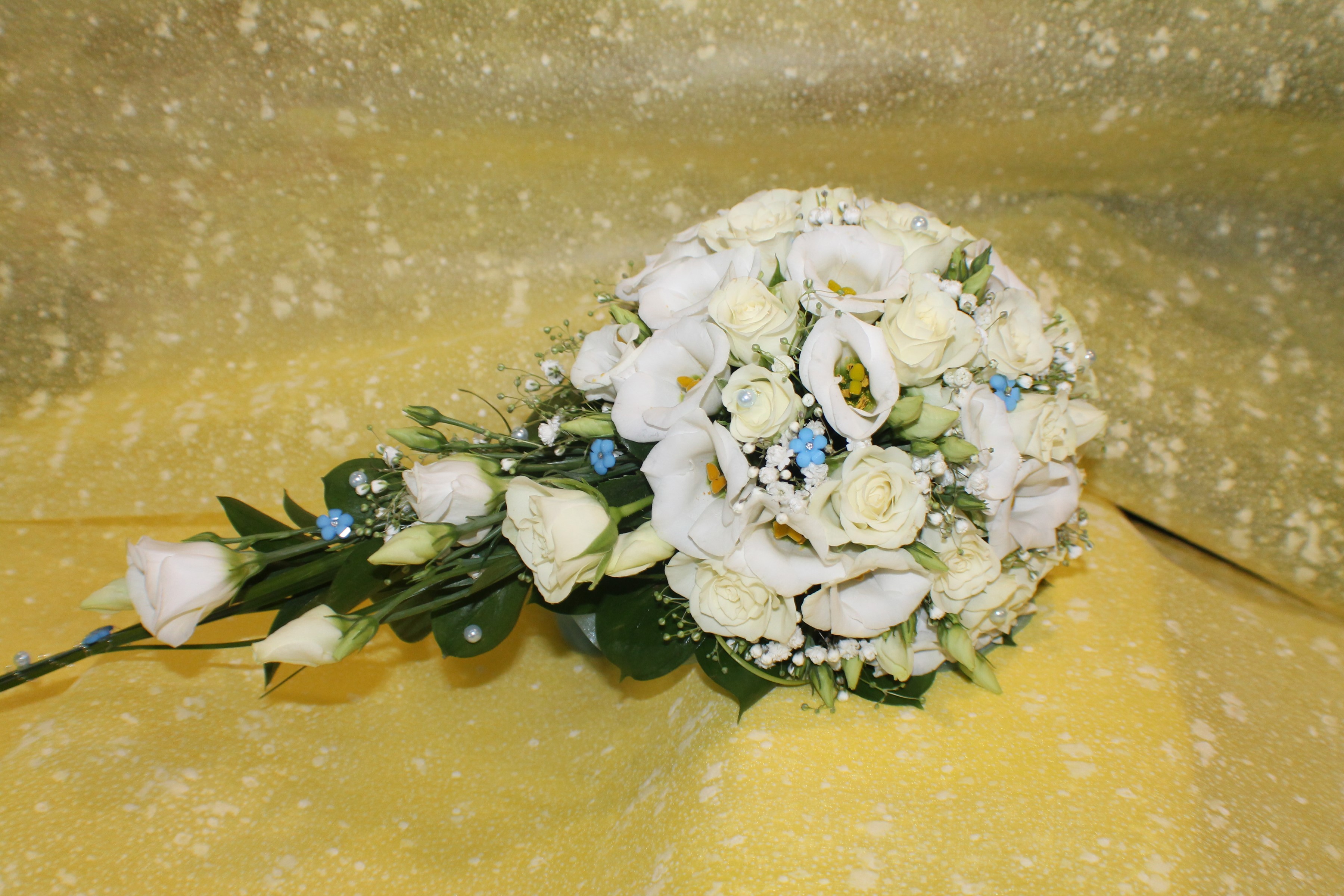 White roses and eustoma wedding bouquet HD Wallpaper