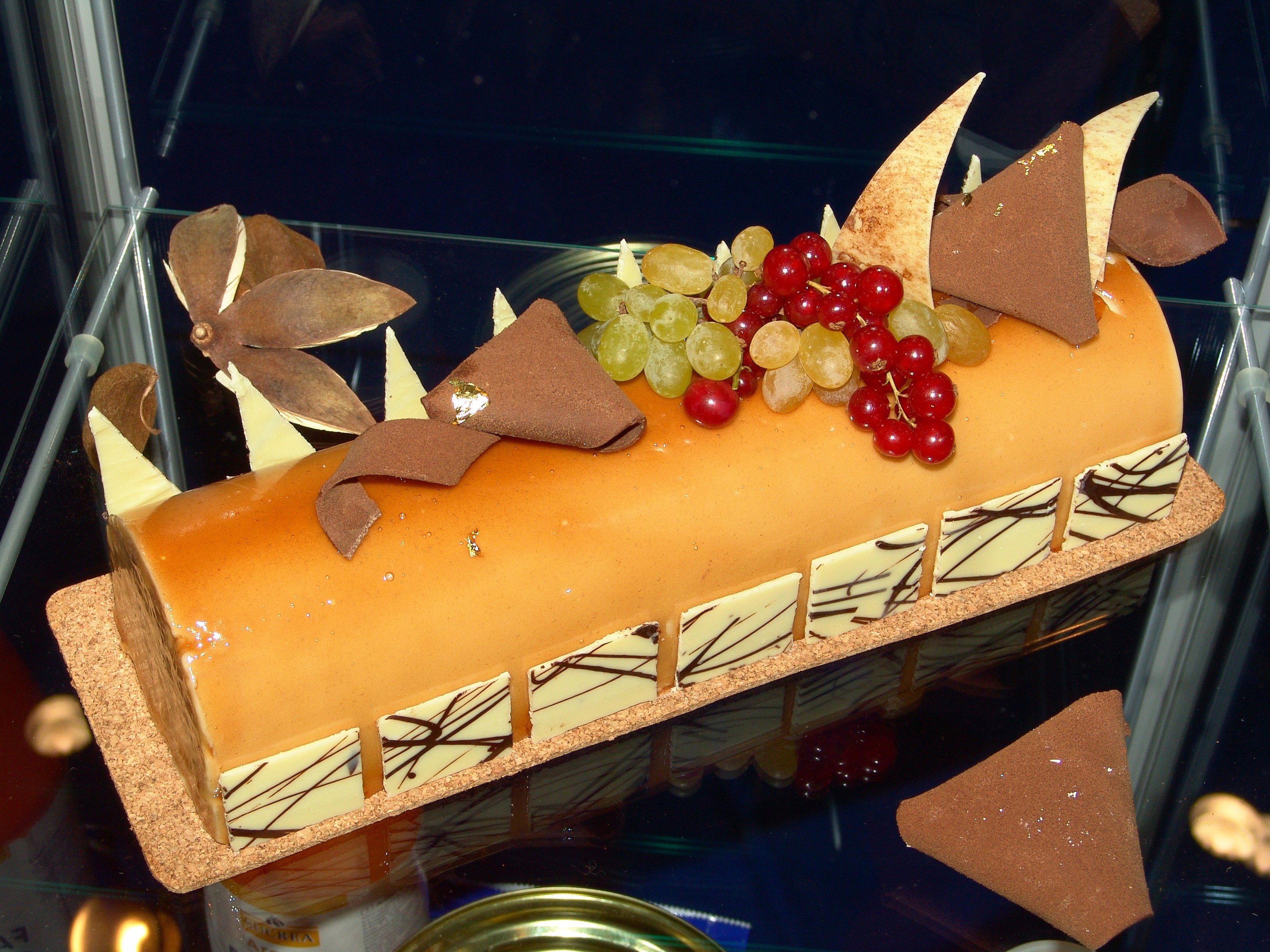 Chocolate Swiss Roll Cake with Grapes and Currants HD Wallpaper
