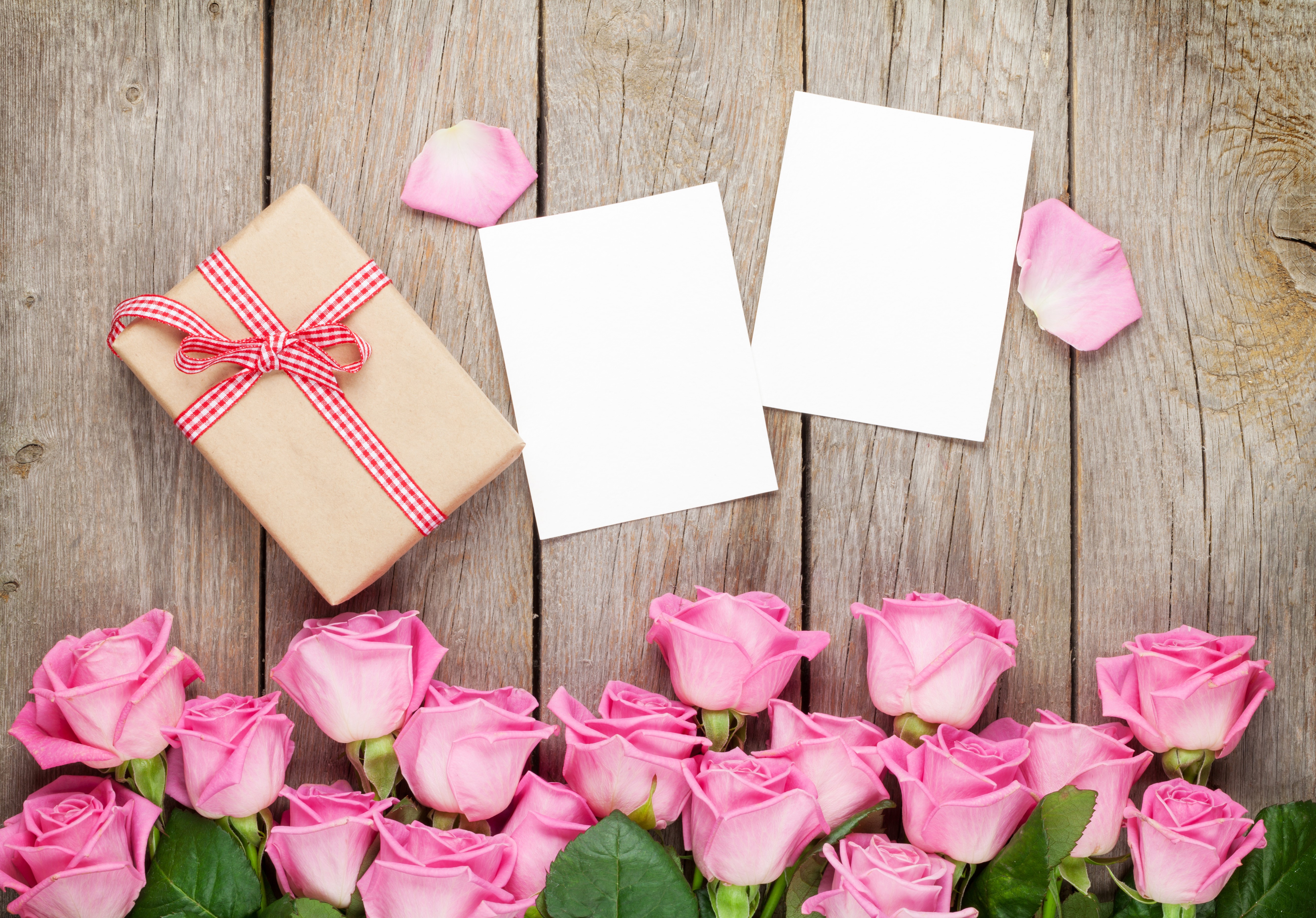 Gift box and pink roses on wood planks with blank cards HD Wallpaper
