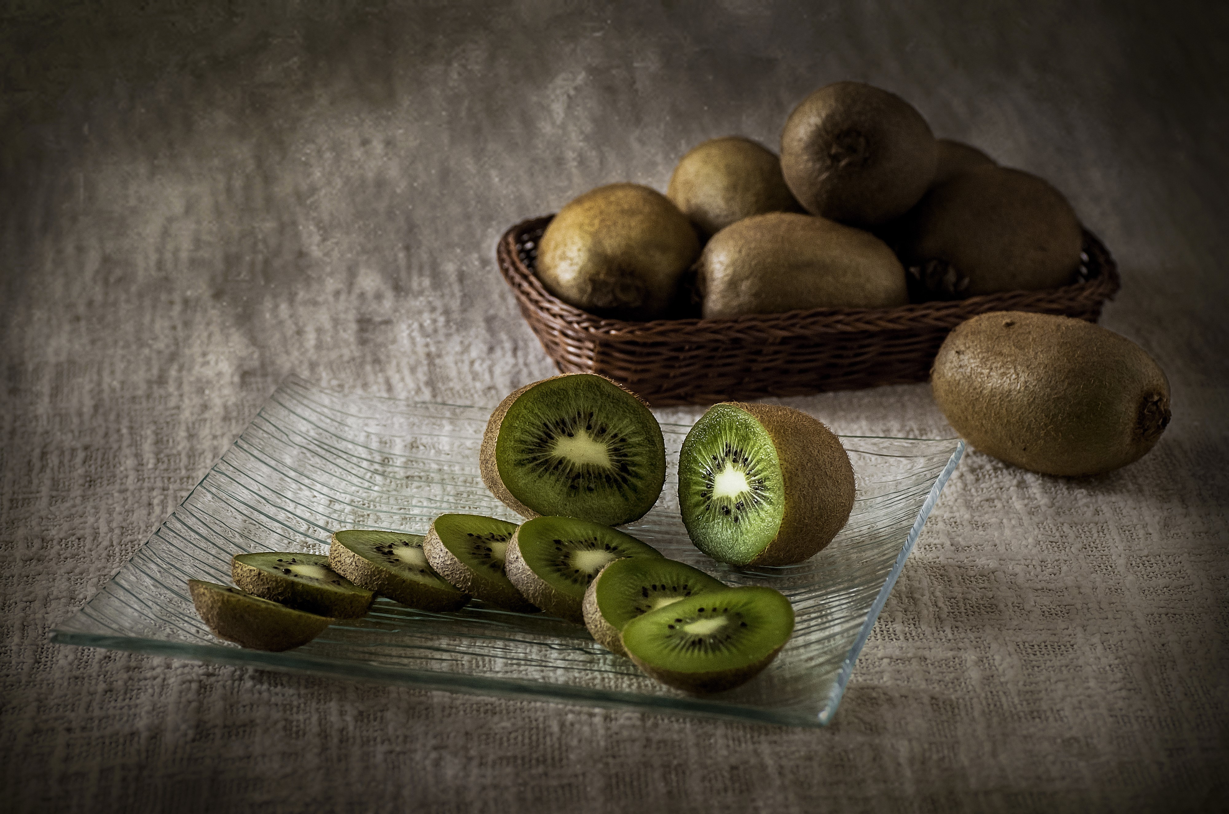Still-life of sliced kiwis in a basket HD Wallpaper