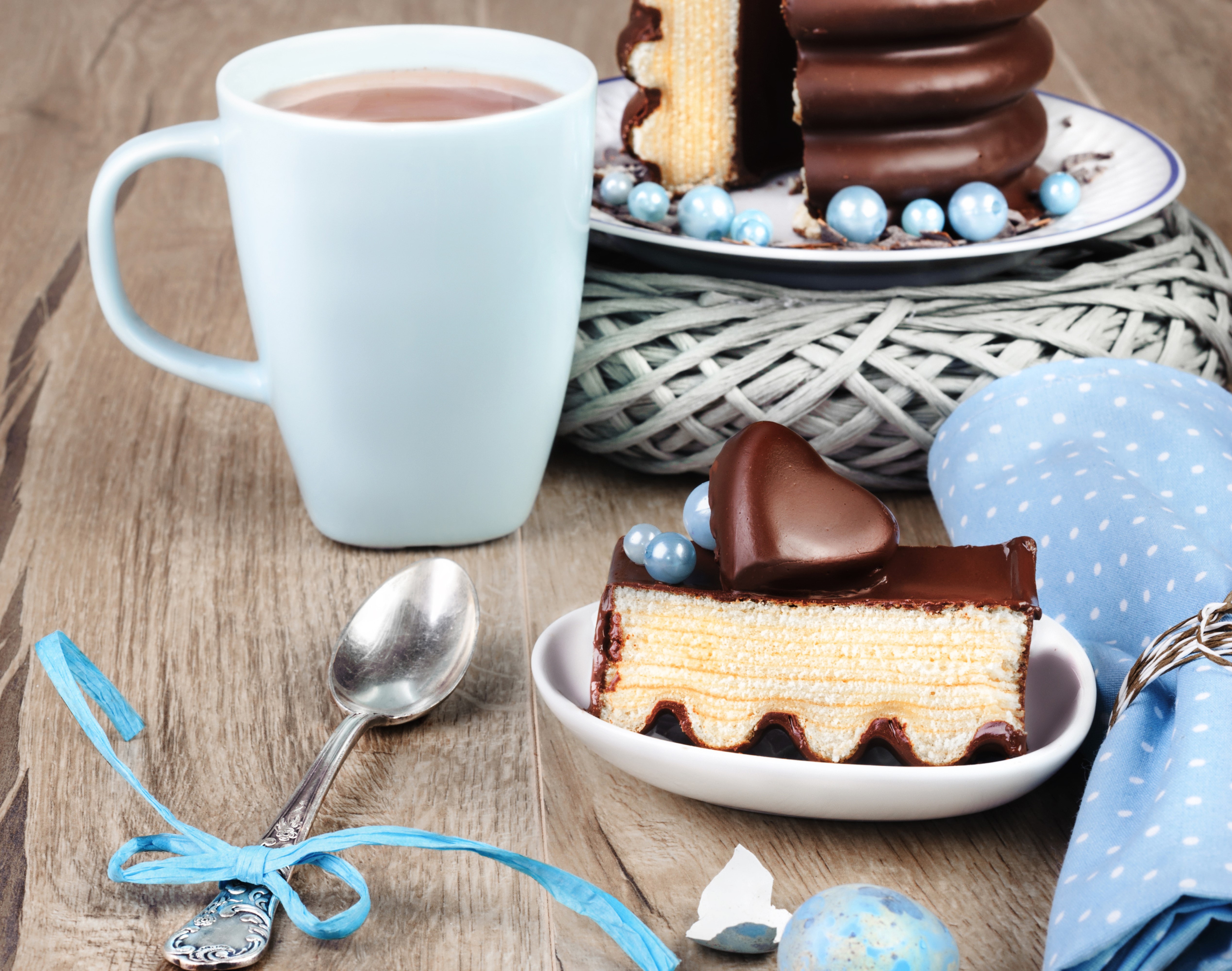 Chocolate cake with hot chocolate and spoon HD Wallpaper