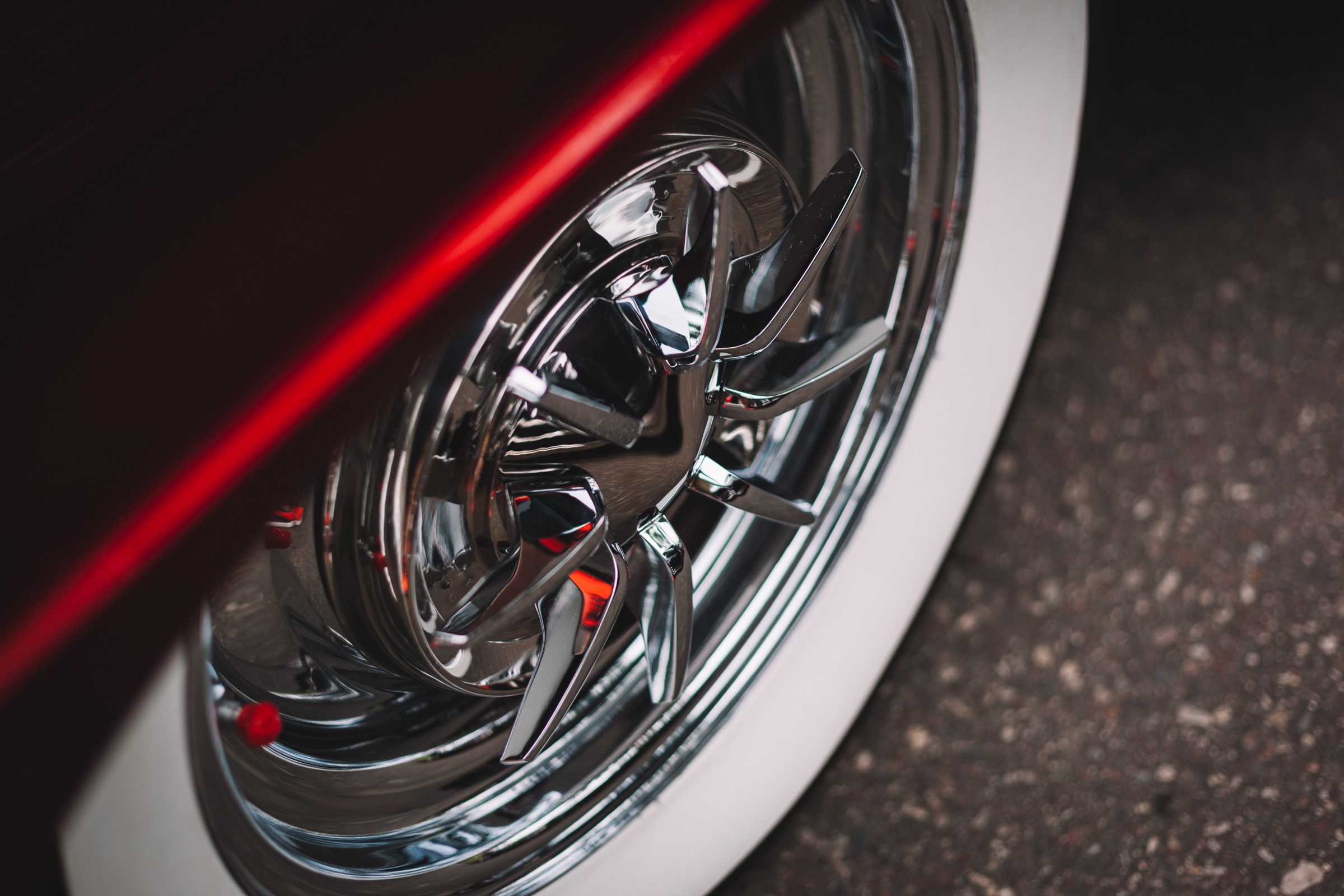 Close-up of a vintage car wheel with chrome HD Wallpaper