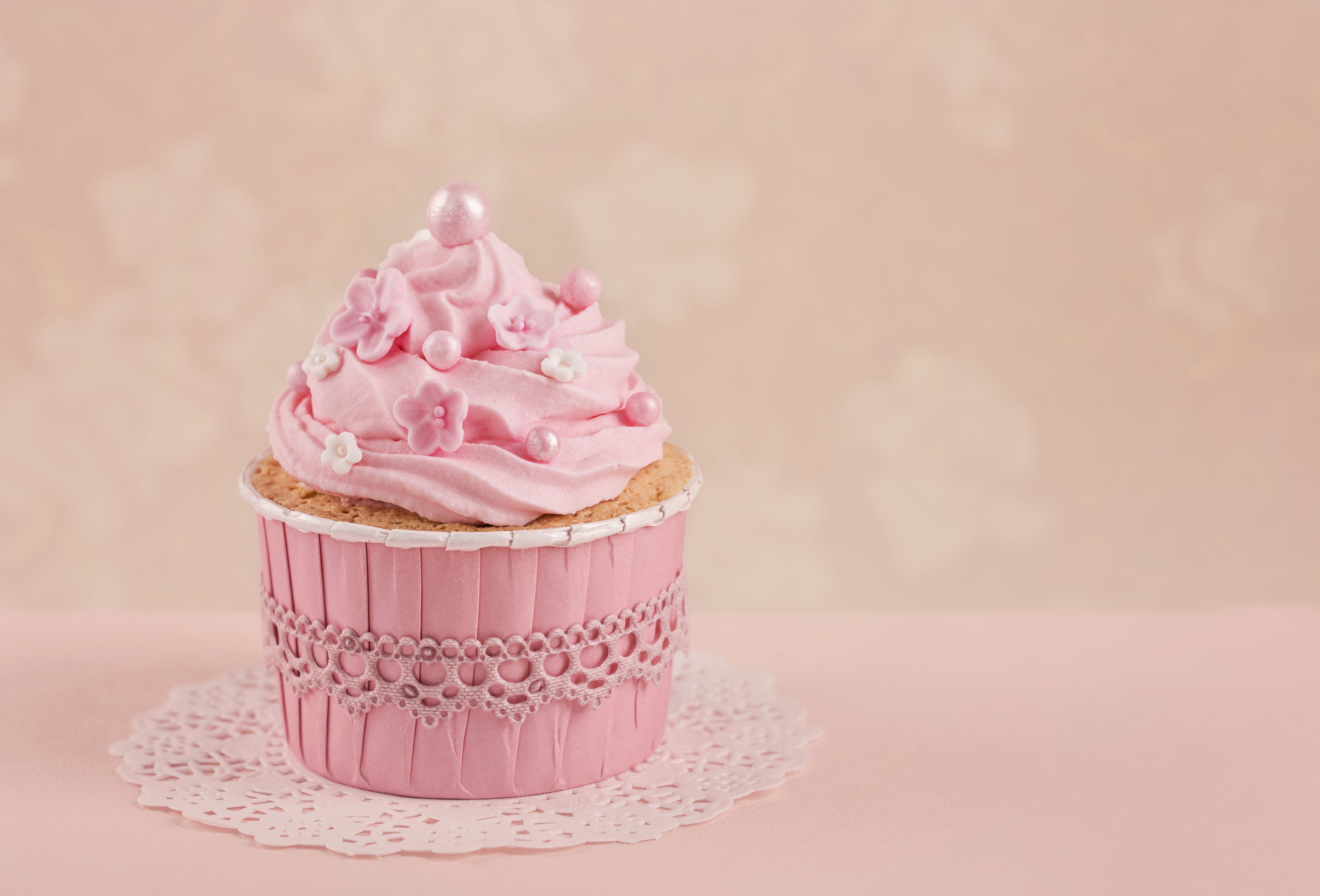 Pink cupcake with frosting and flowers HD Wallpaper