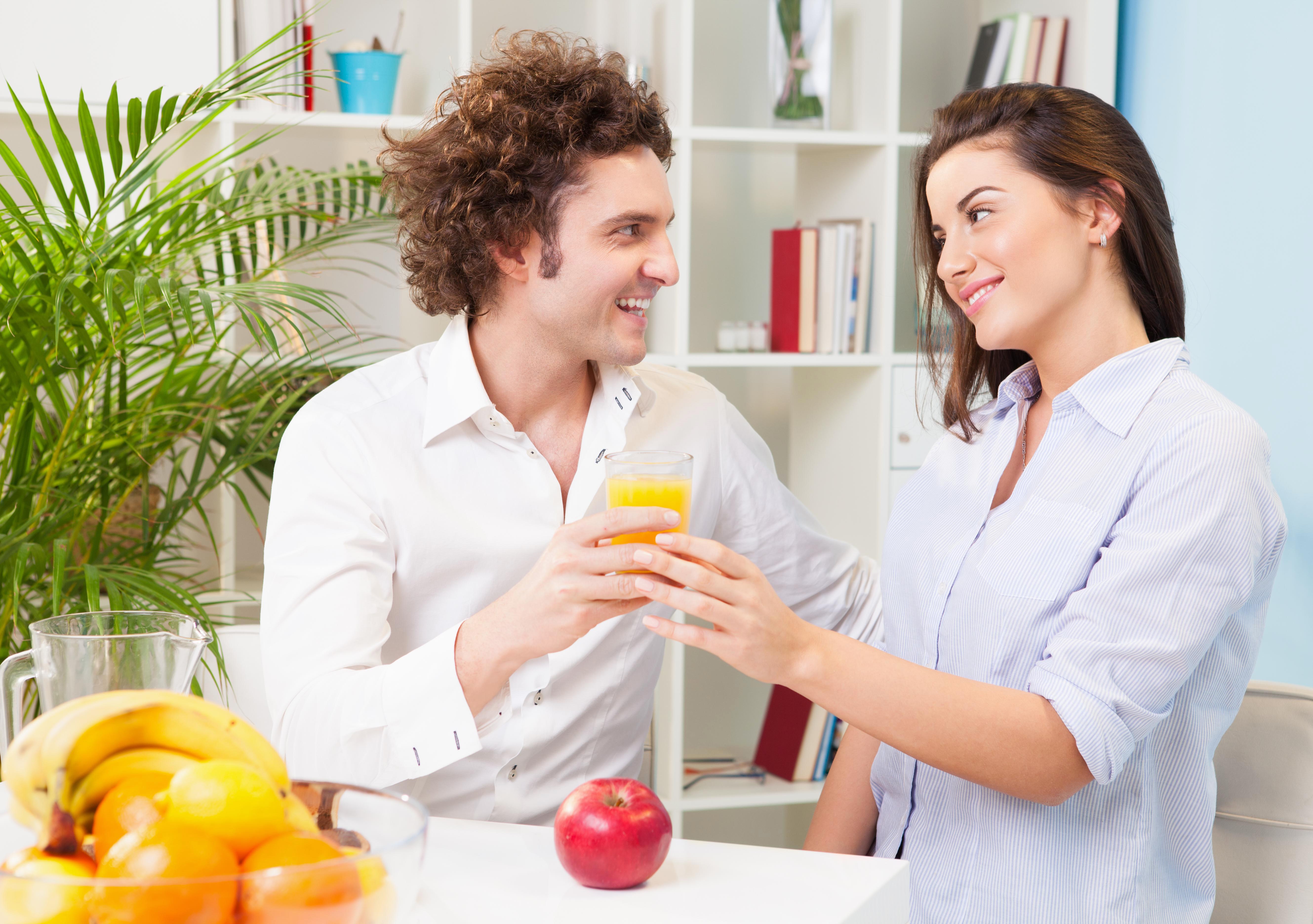 Couple toasting with orange juice HD Wallpaper