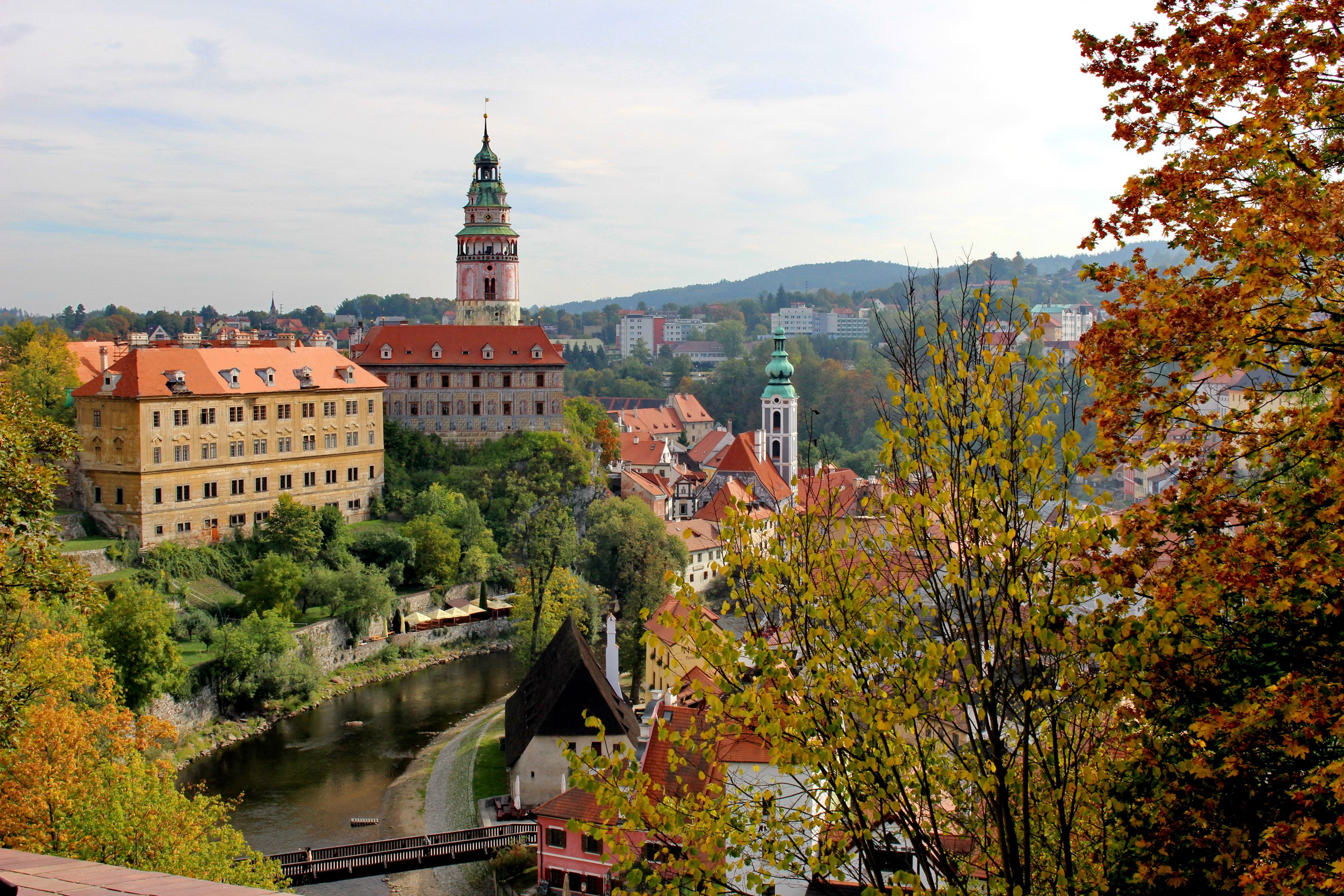 Cesky Krumlov Castle and River in Autumn HD Wallpaper