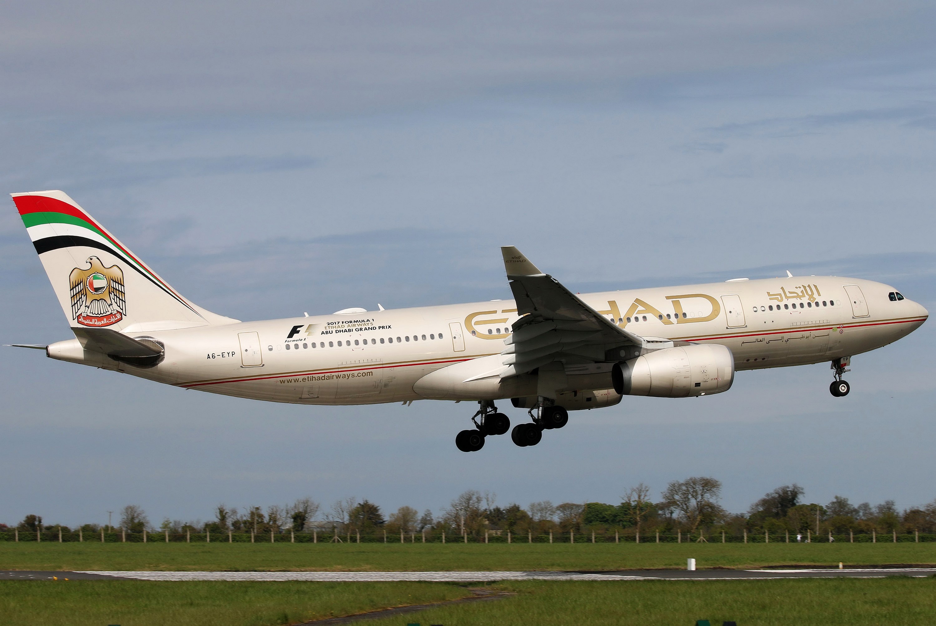 Etihad Airways Airbus A330-243 A6-EYP landing HD Wallpaper
