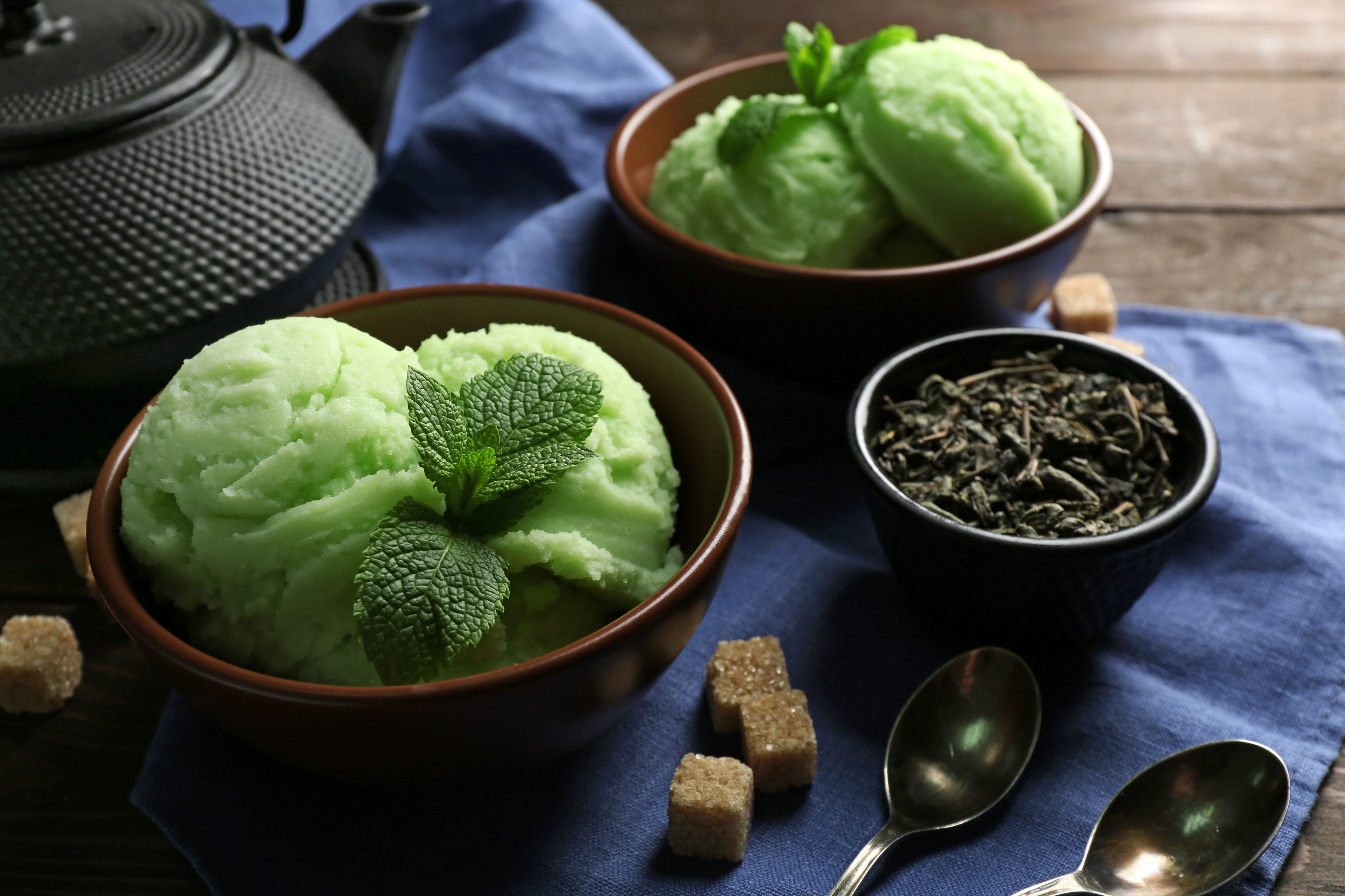 Green ice cream with mint and tea HD Wallpaper