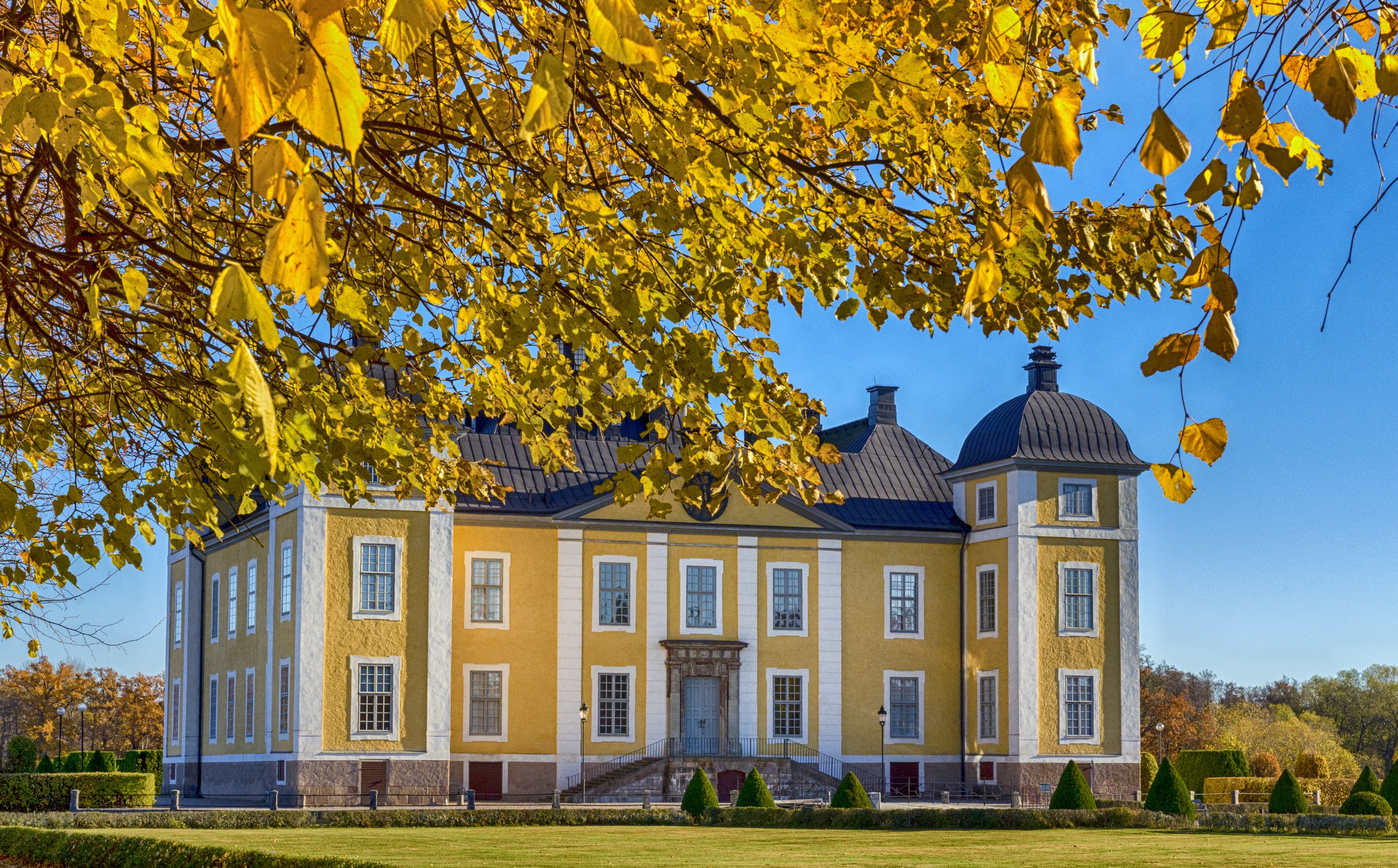Stromsholm Castle in Sweden during Autumn HD Wallpaper