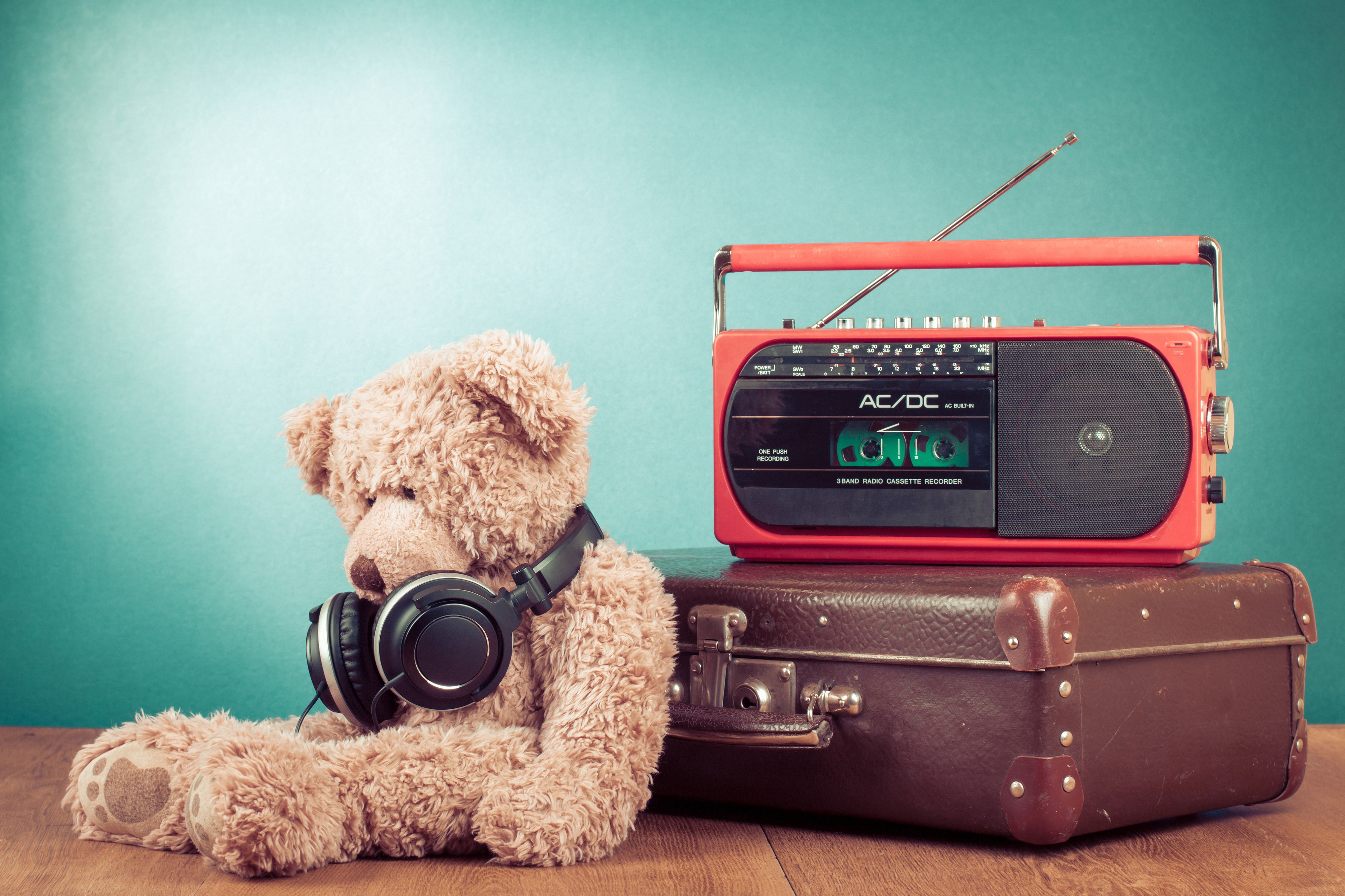 Teddy bear with headphones on suitcase with radio HD Wallpaper