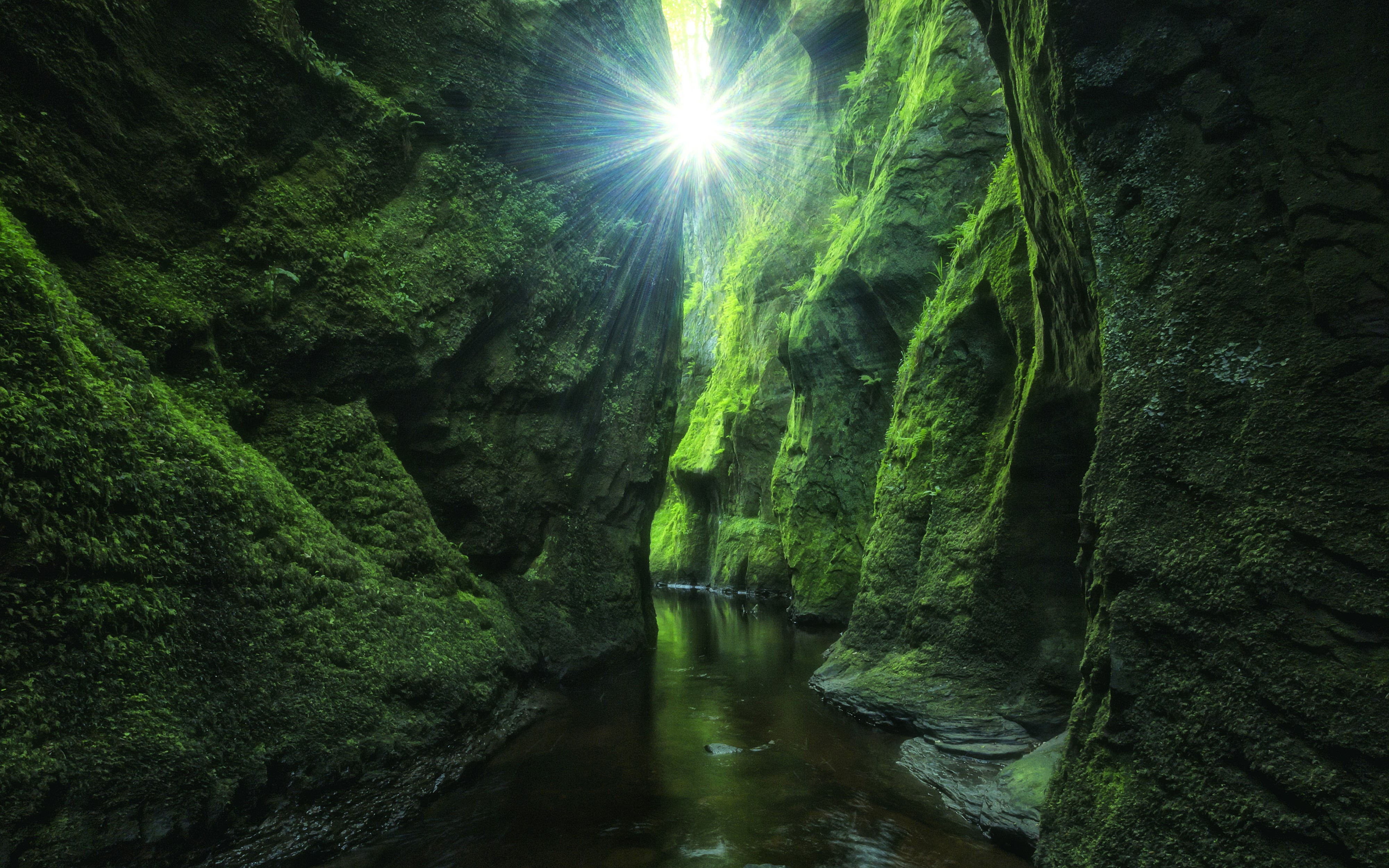 Devil's Glen Finnich Gorge Scotland Moss Crag Stream Rays of Light HD Wallpaper