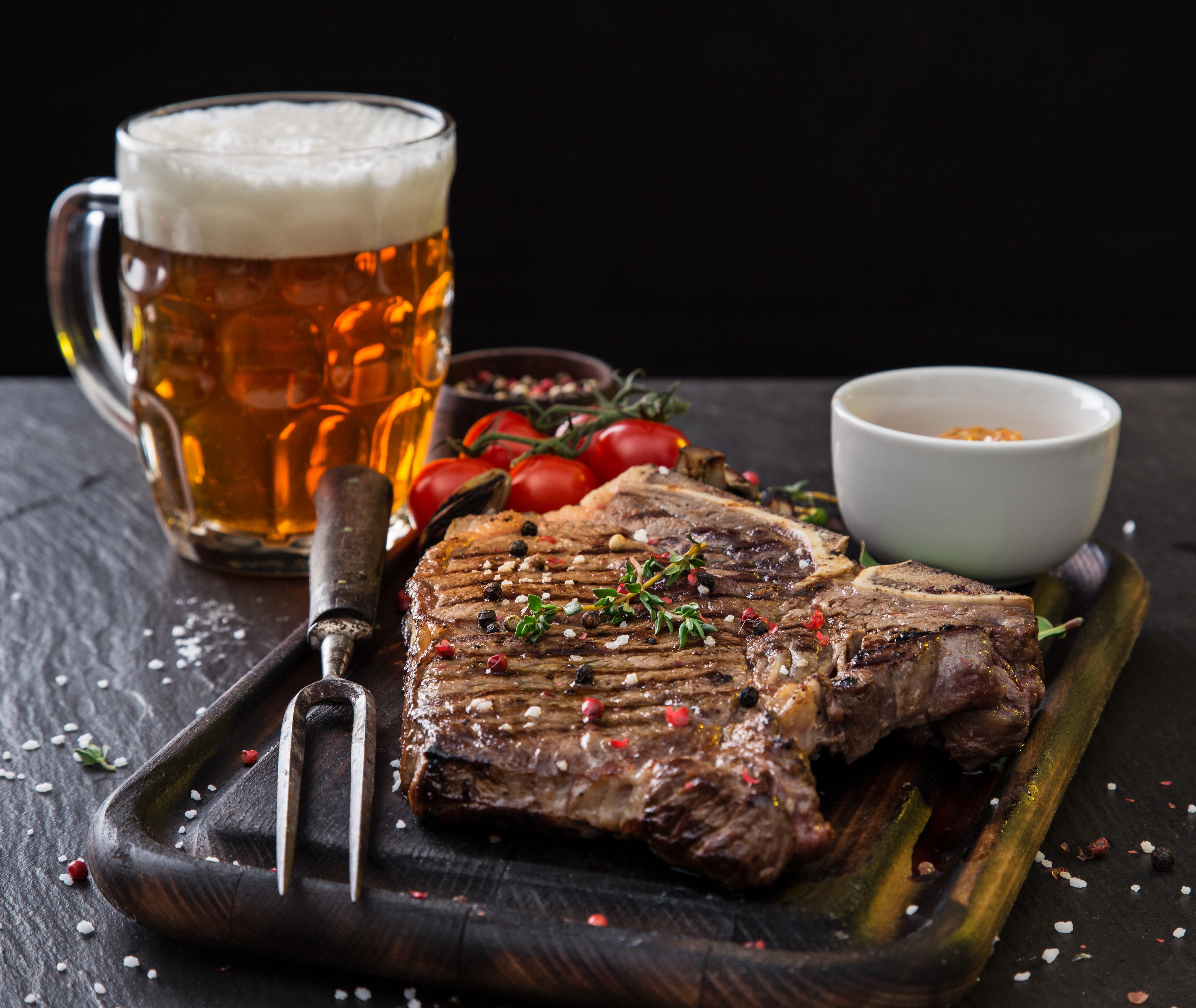4K T-bone steak with beer and tomatoes HD Wallpaper
