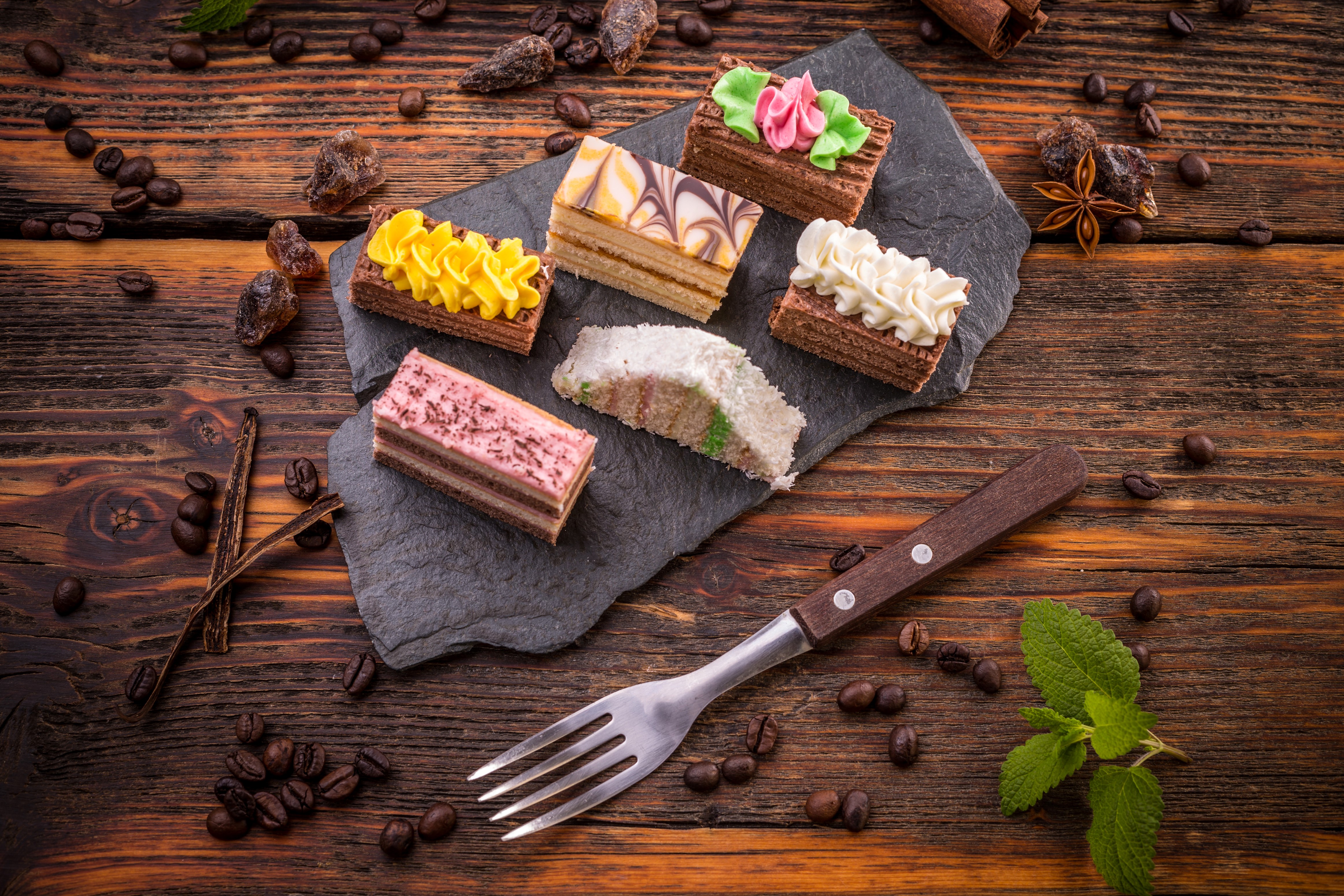 Little cakes with coffee beans on wooden planks HD Wallpaper