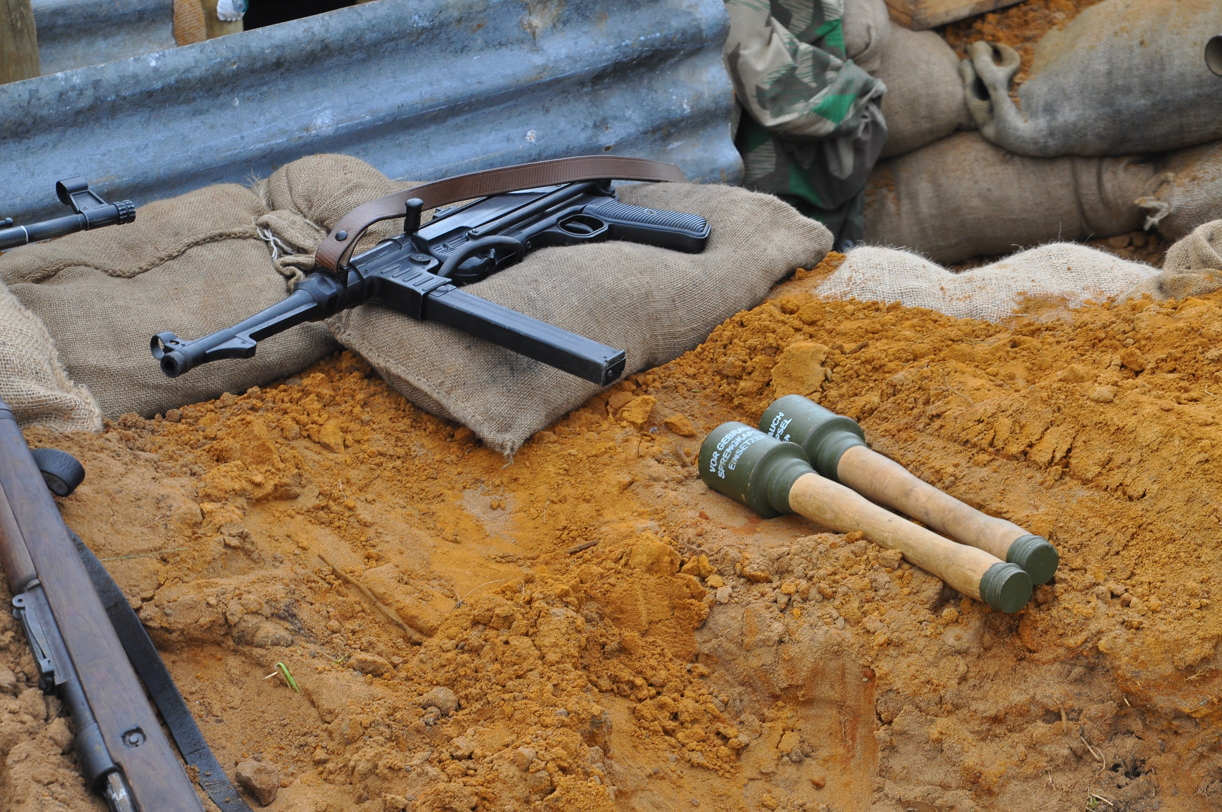 MP 38/40 submachine gun and grenades in sand HD Wallpaper
