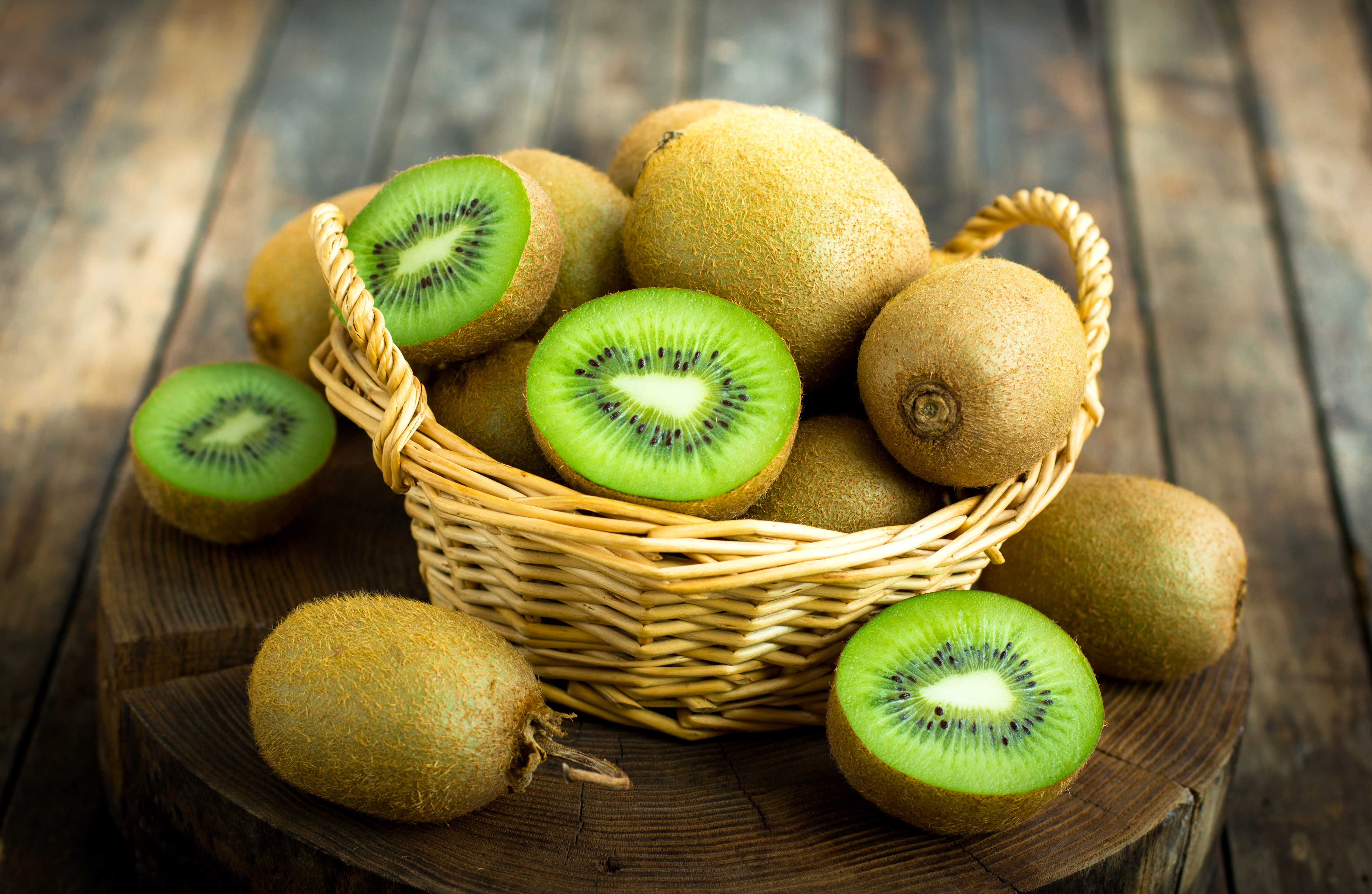 Kiwi fruits in a wicker basket HD Wallpaper