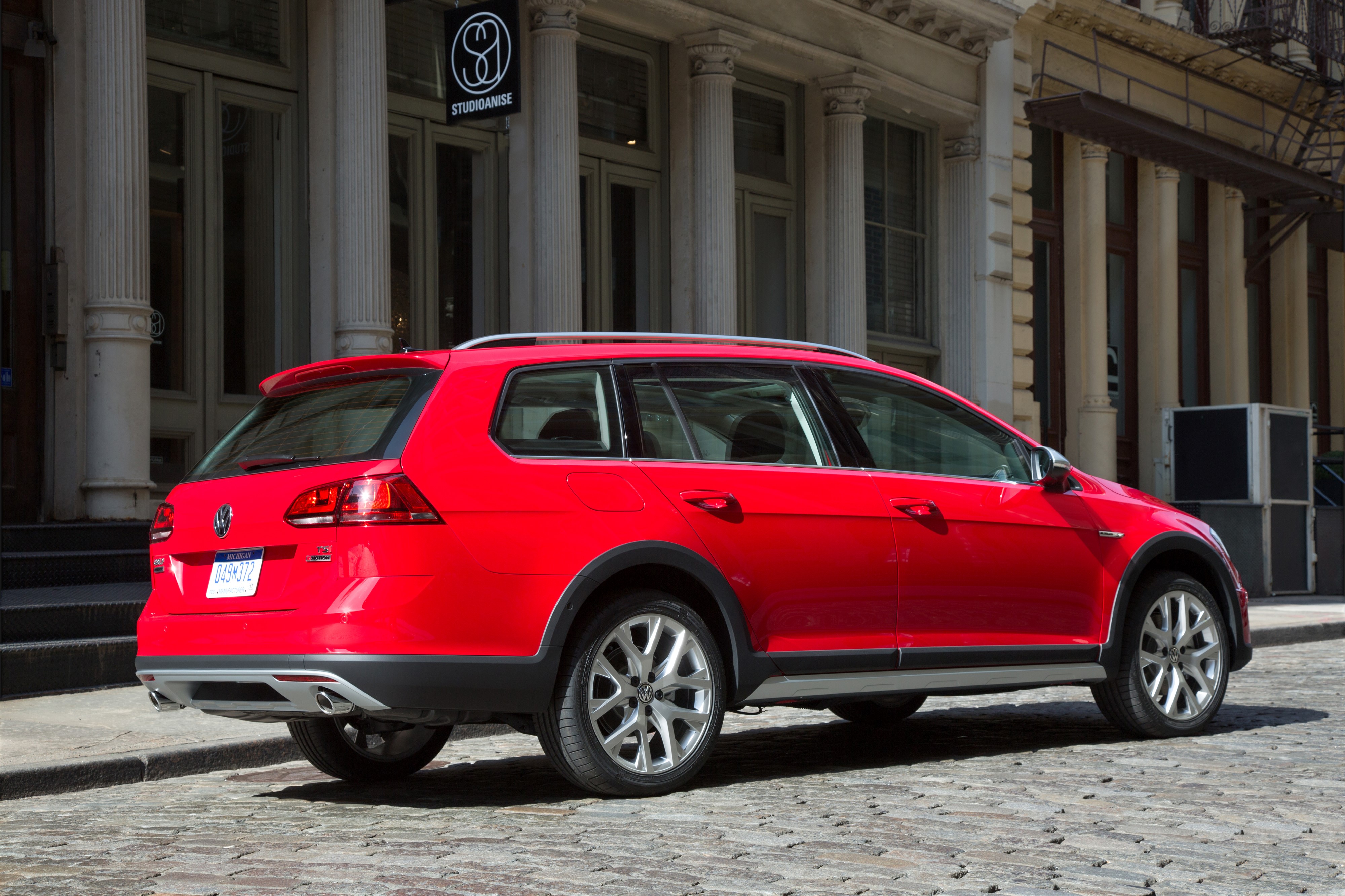 2017 Volkswagen Golf Alltrack Estate Car HD Wallpaper
