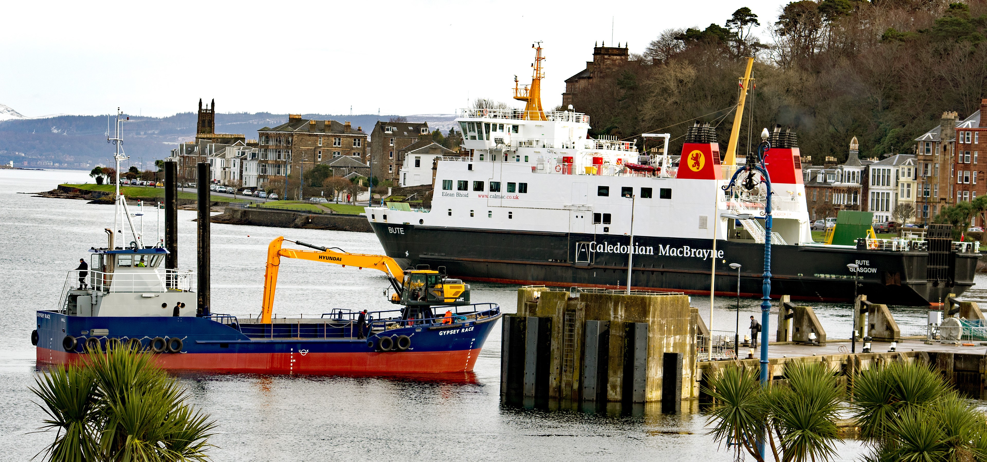 Caledonian MacBrayne ferry and barge in Rothesay Harbour HD Wallpaper