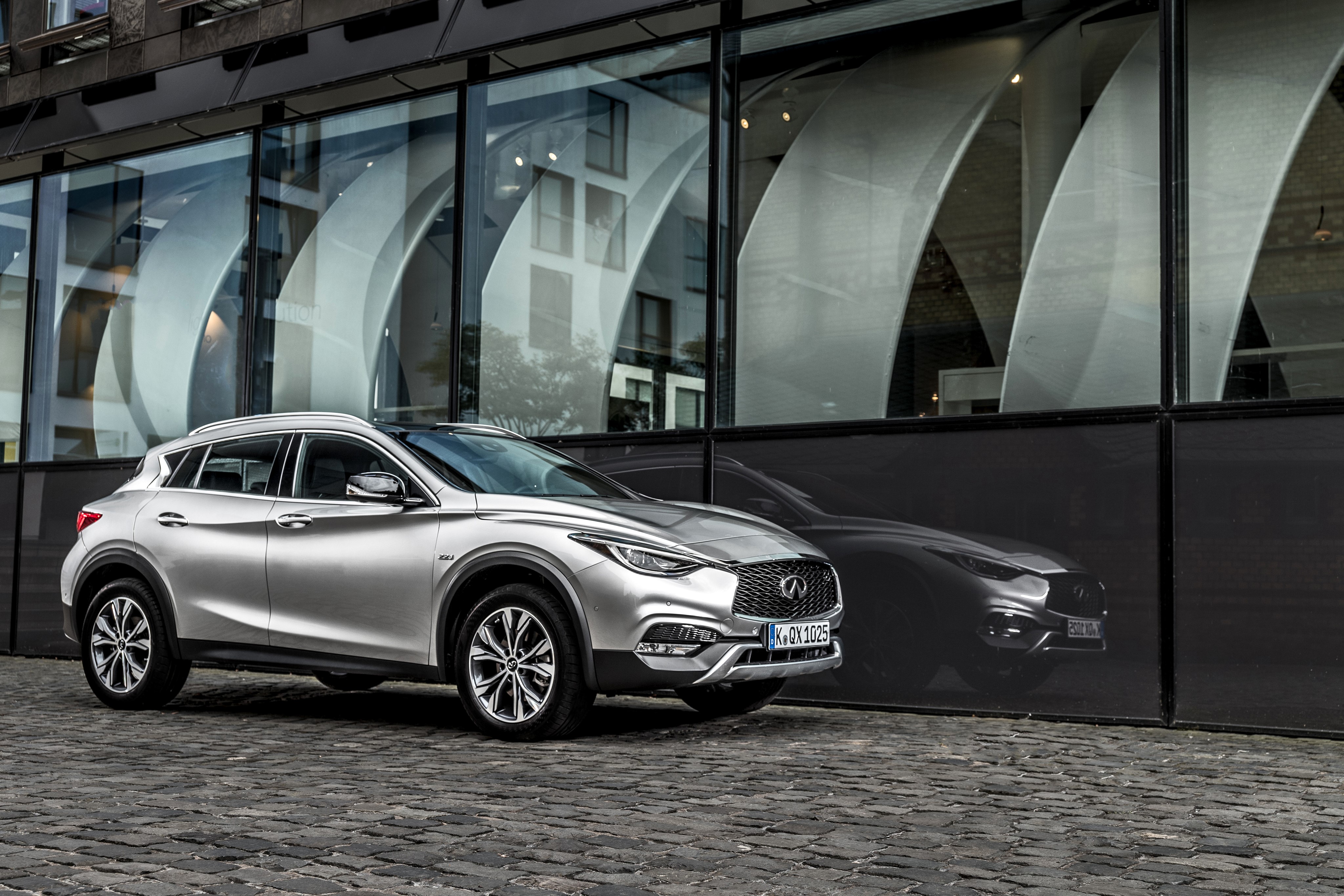 4K 2016 Infiniti QX30 2.2d AWD HD Wallpaper