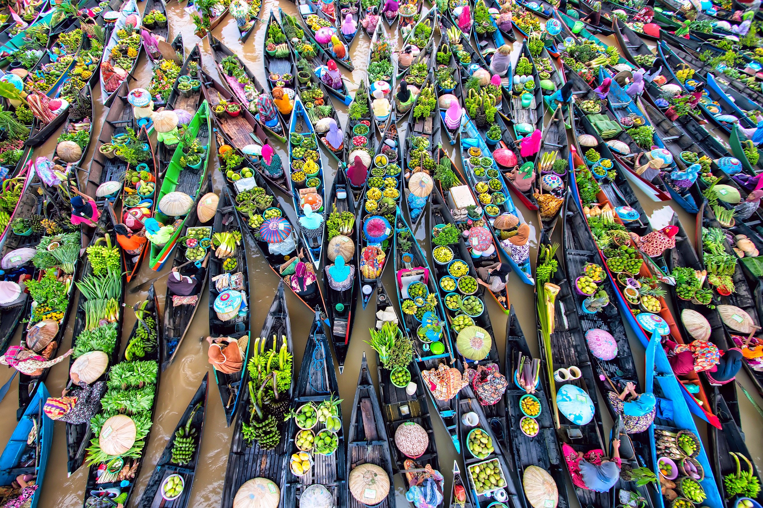 Floating market with boats full of fruits and vegetables HD Wallpaper