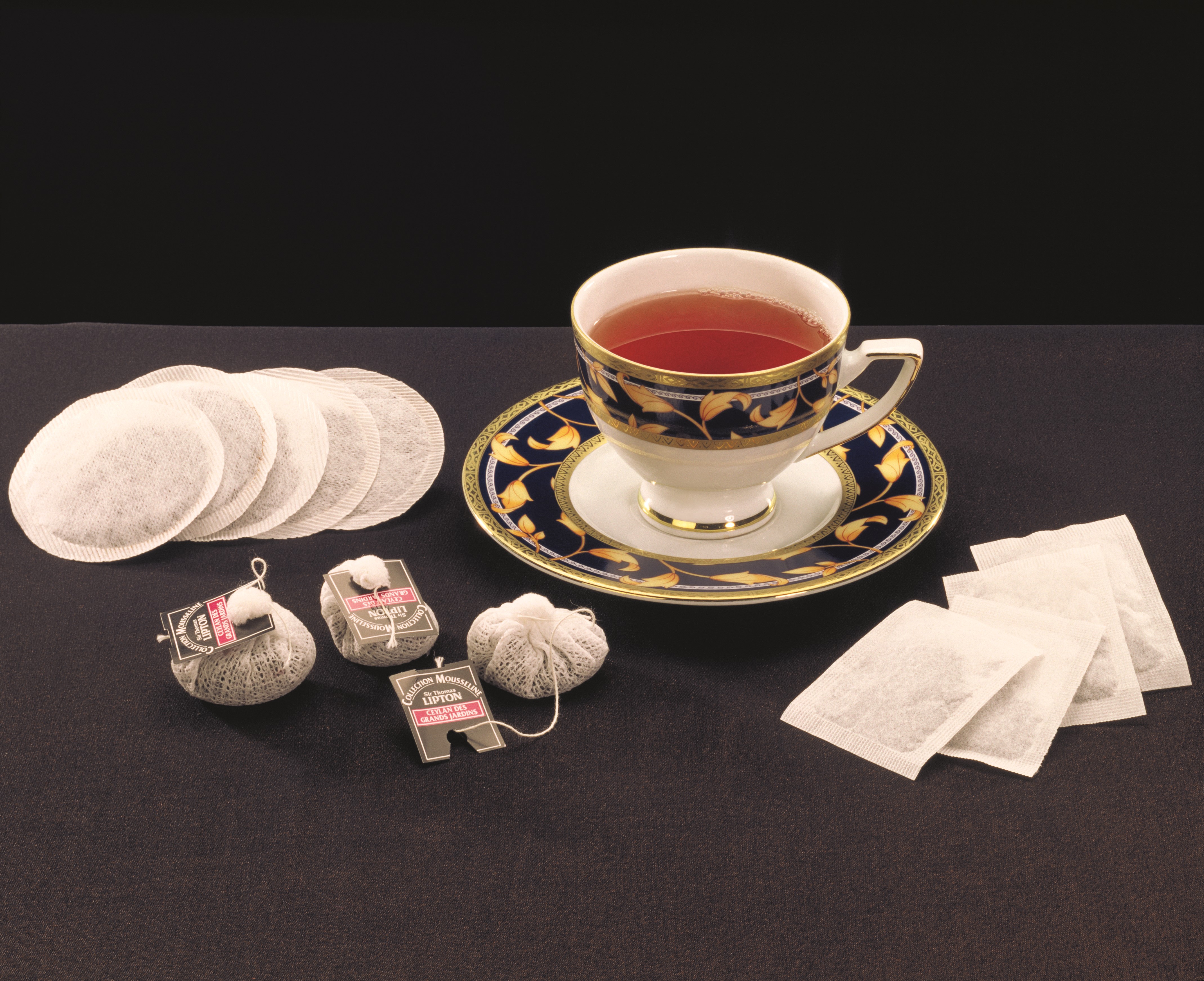Tea cup and tea bags HD Wallpaper