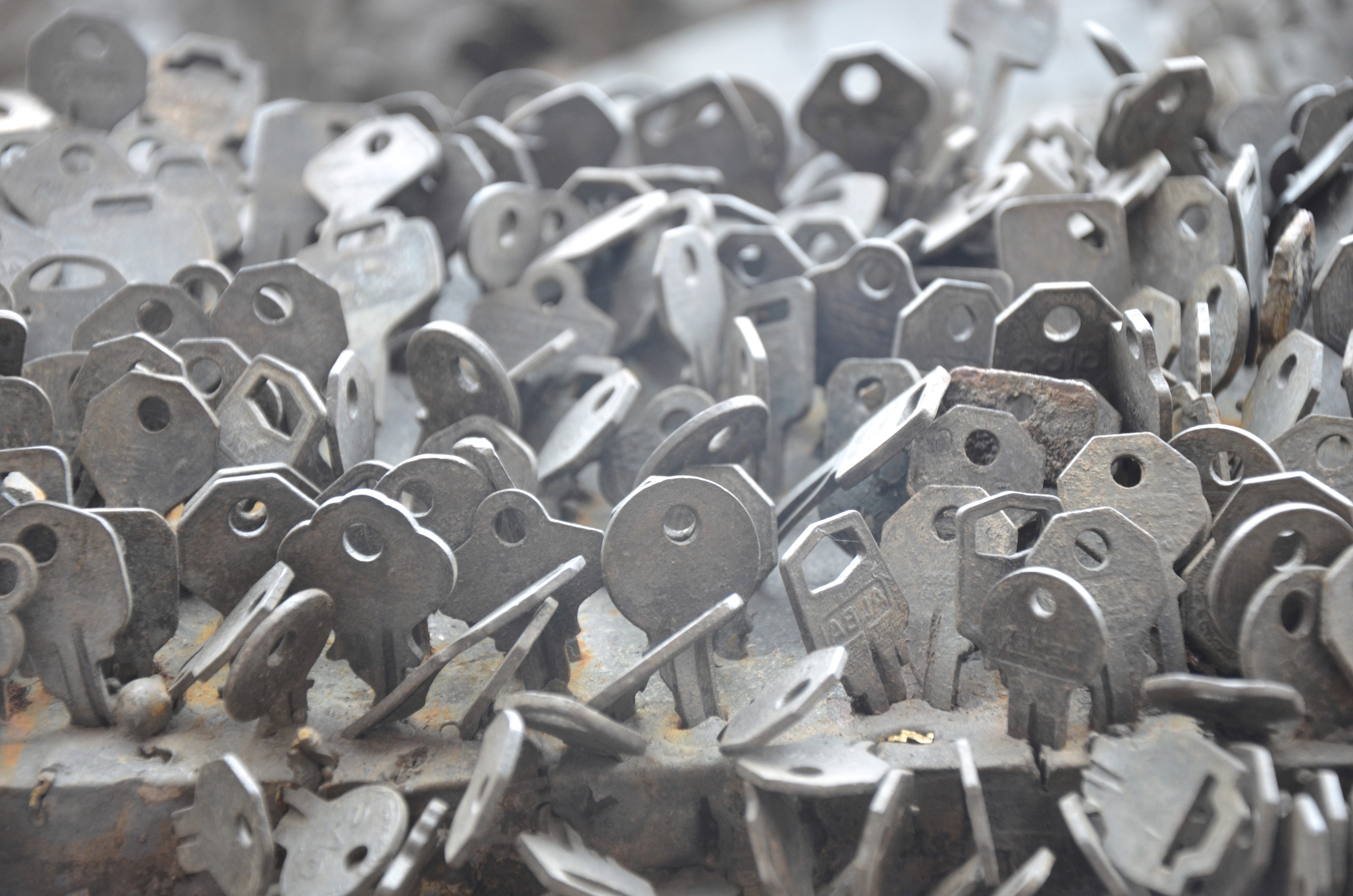 Many keys in a pile HD Wallpaper