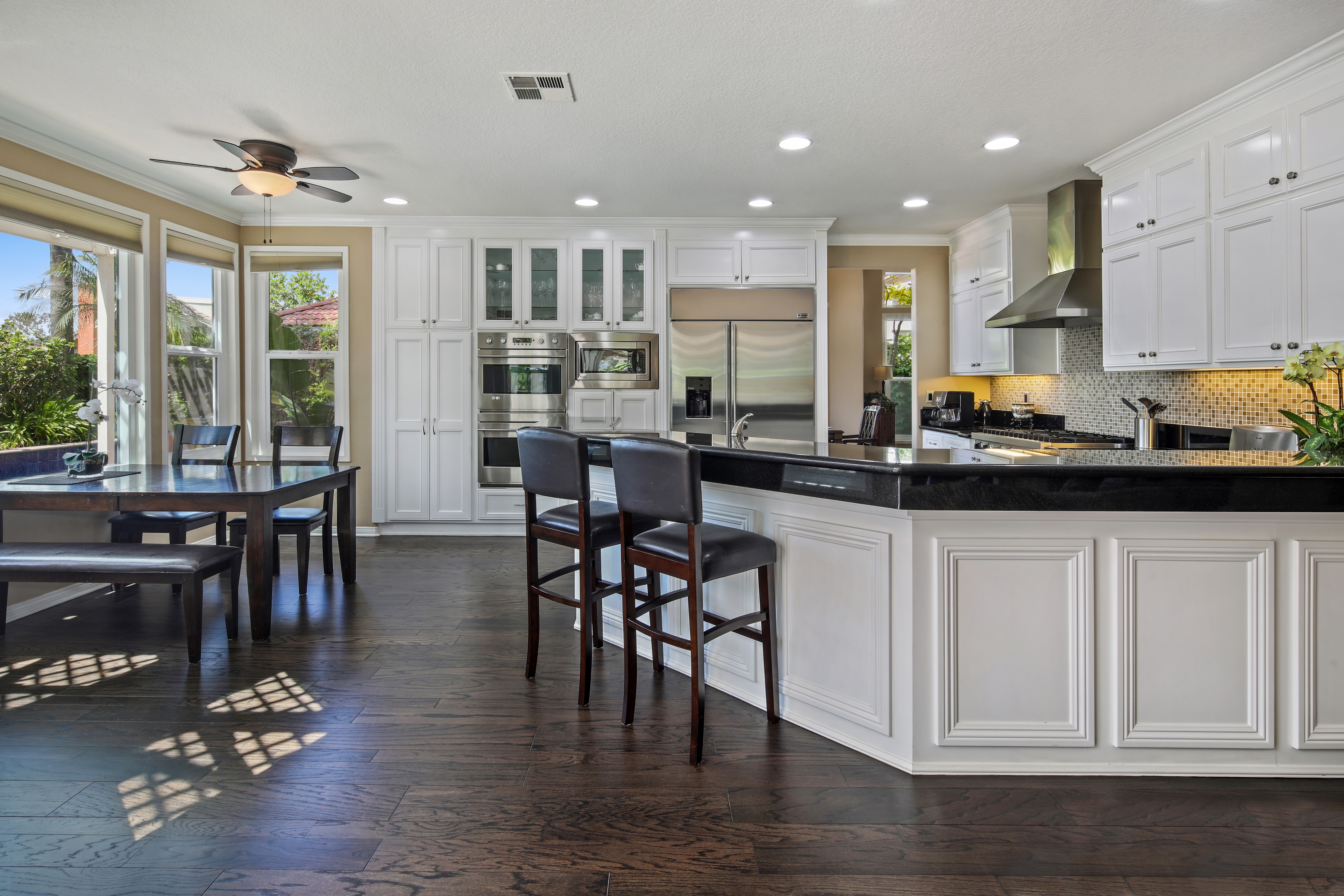 Modern Kitchen with Dining Area and Island HD Wallpaper