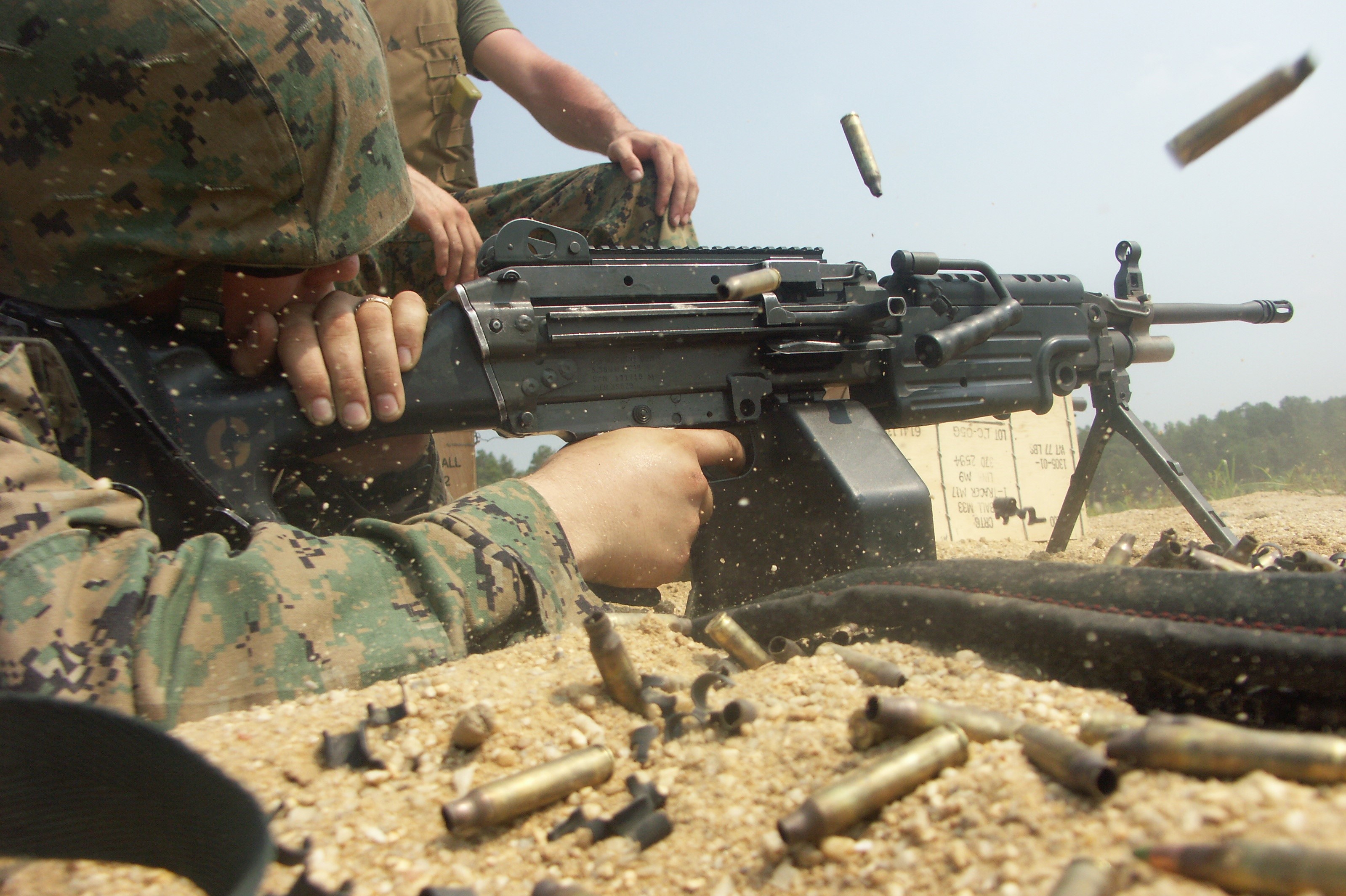 USMC M249 SAW machine gun firing HD Wallpaper
