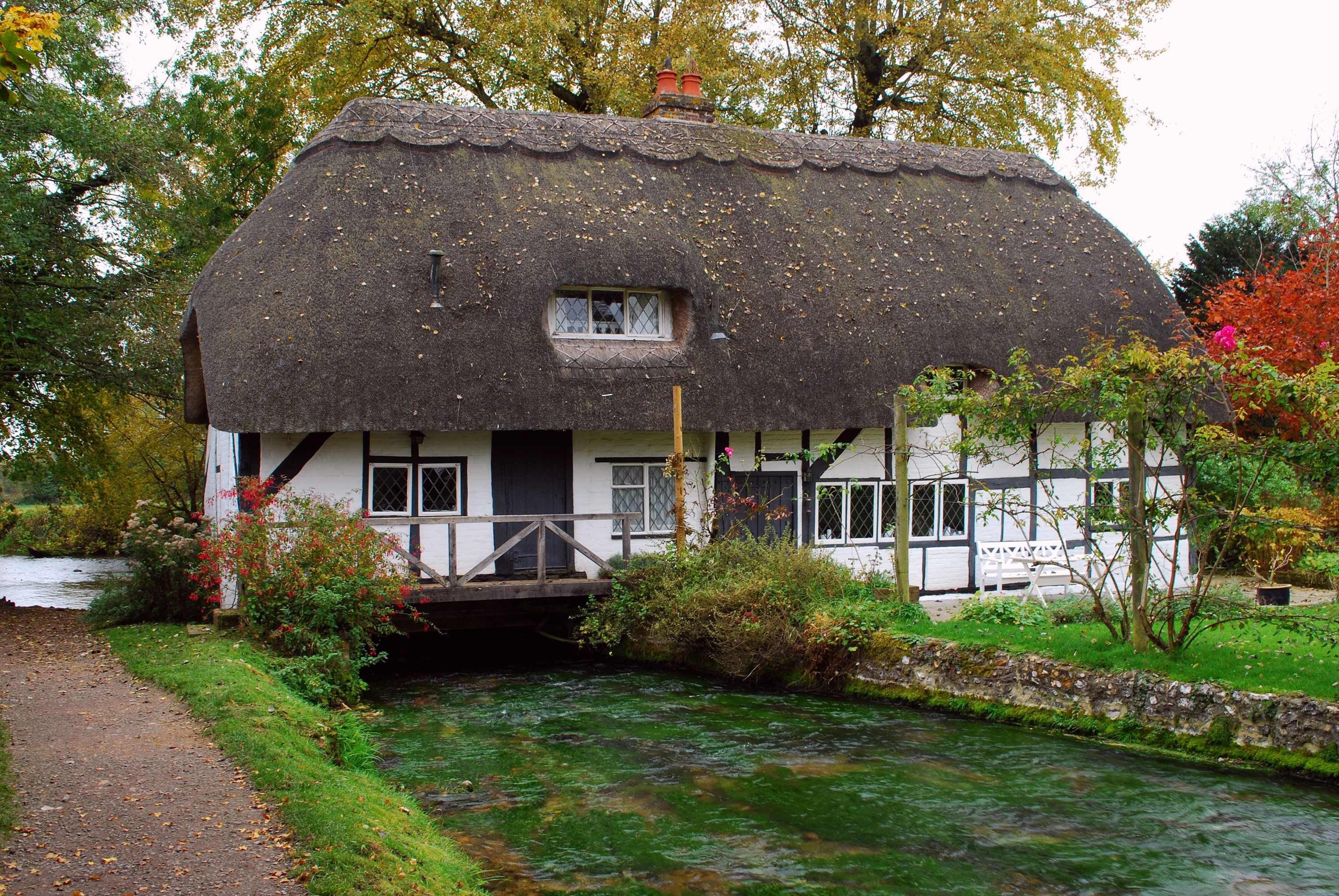 Thatched cottage by a river in Alresford, Hampshire, UK HD Wallpaper