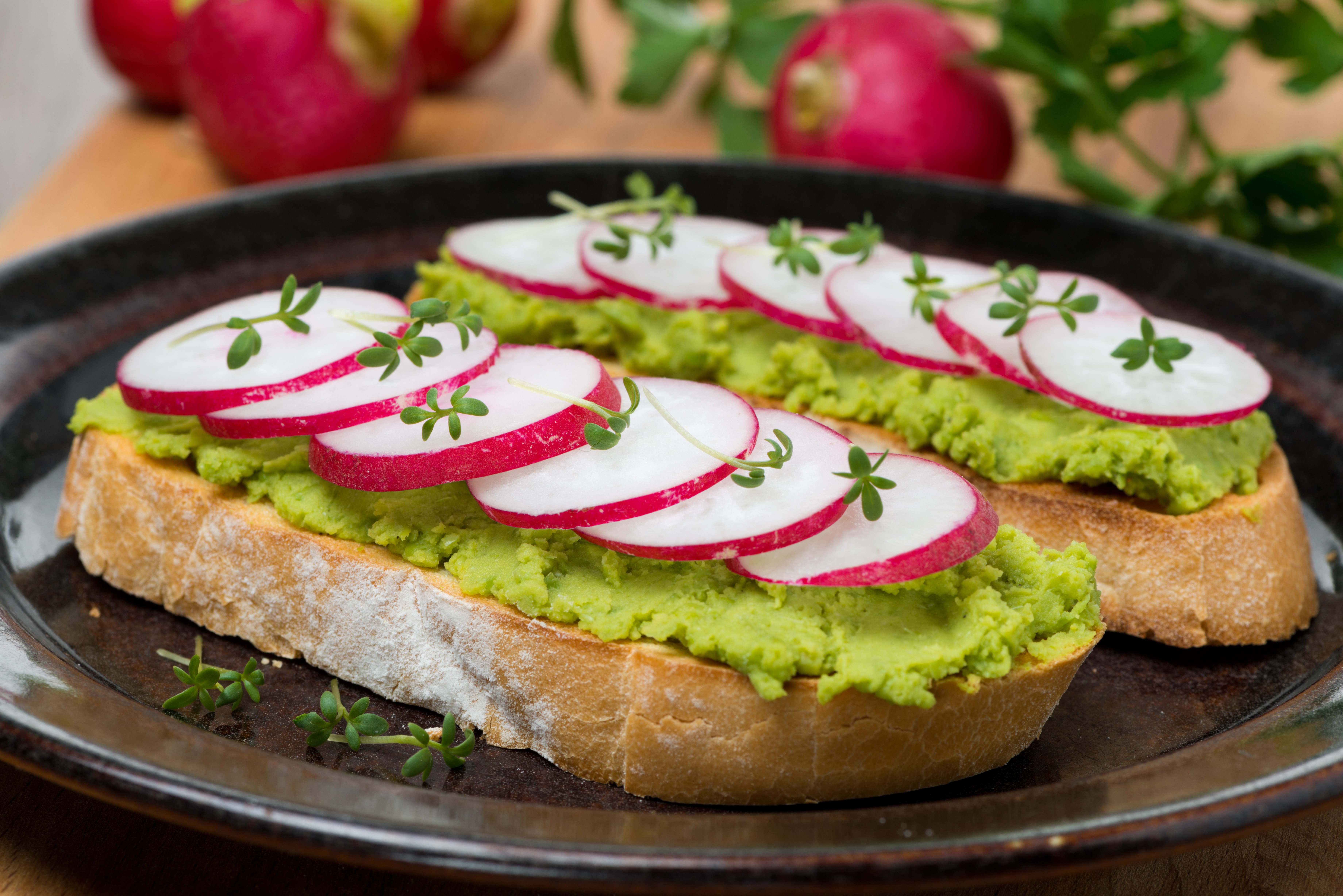 Two slices of bread with mashed peas and radishes HD Wallpaper