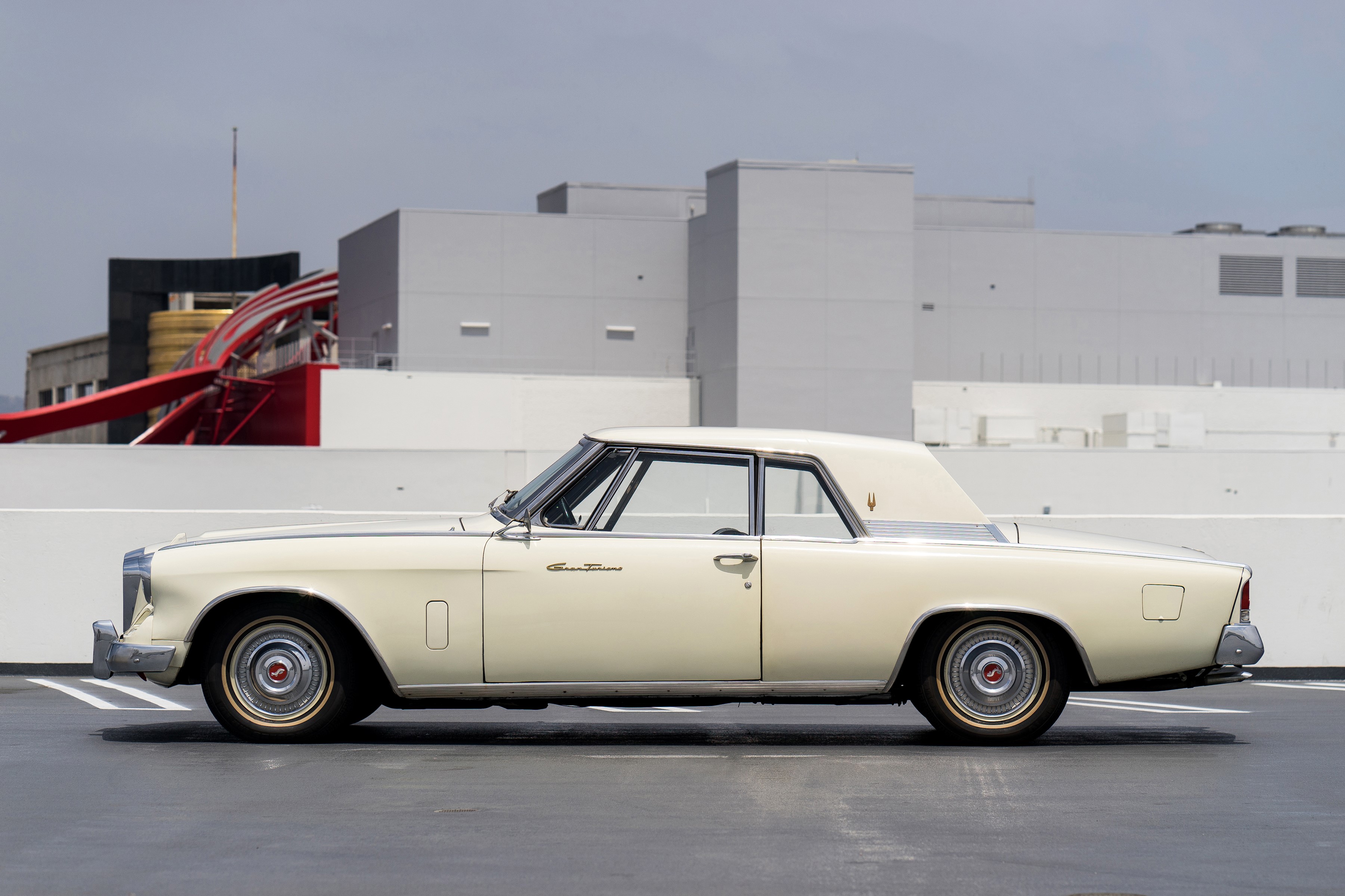 1962 Studebaker Gran Turismo Hawk parked on a rooftop HD Wallpaper