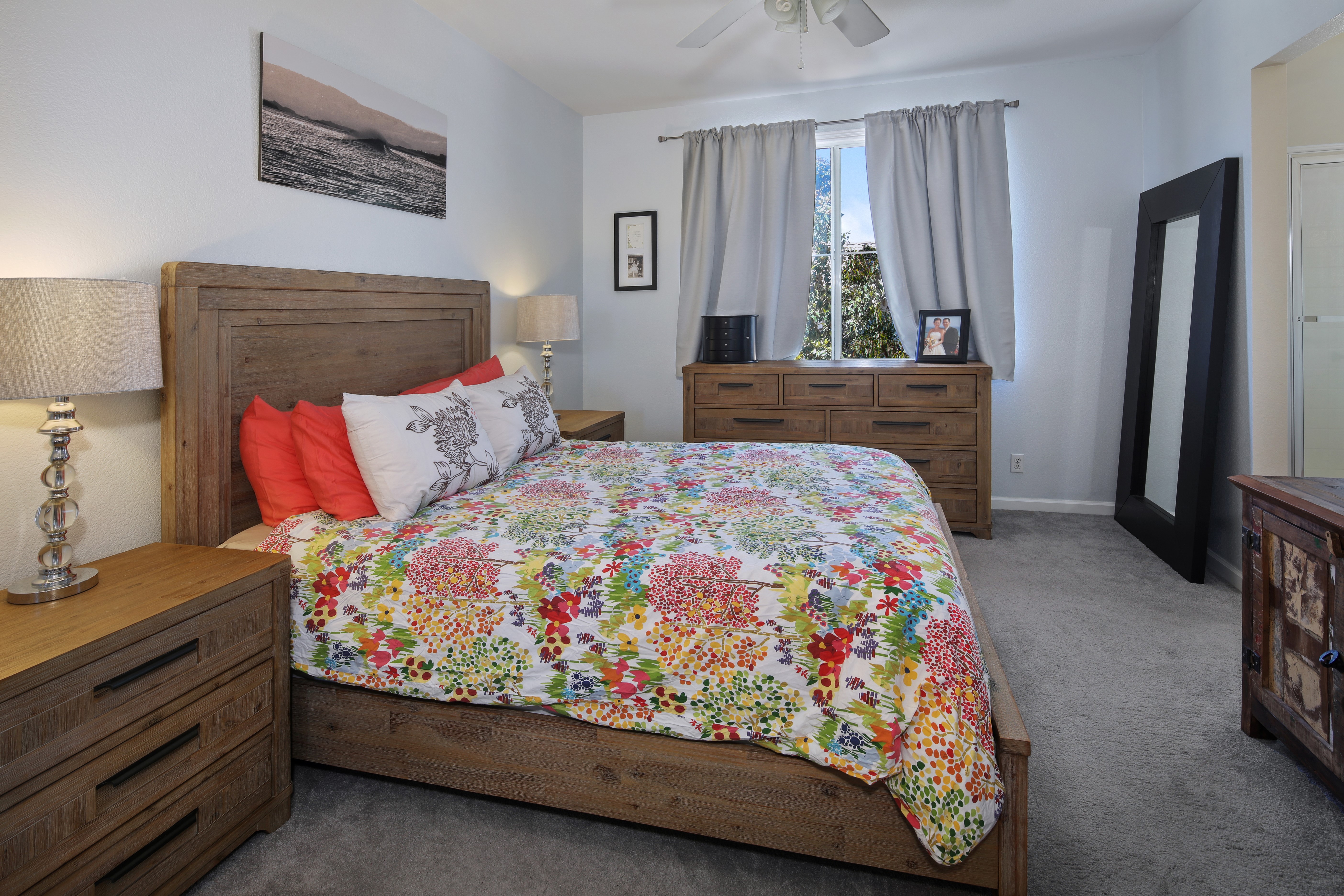 Bedroom with a bed, dresser, and mirror HD Wallpaper