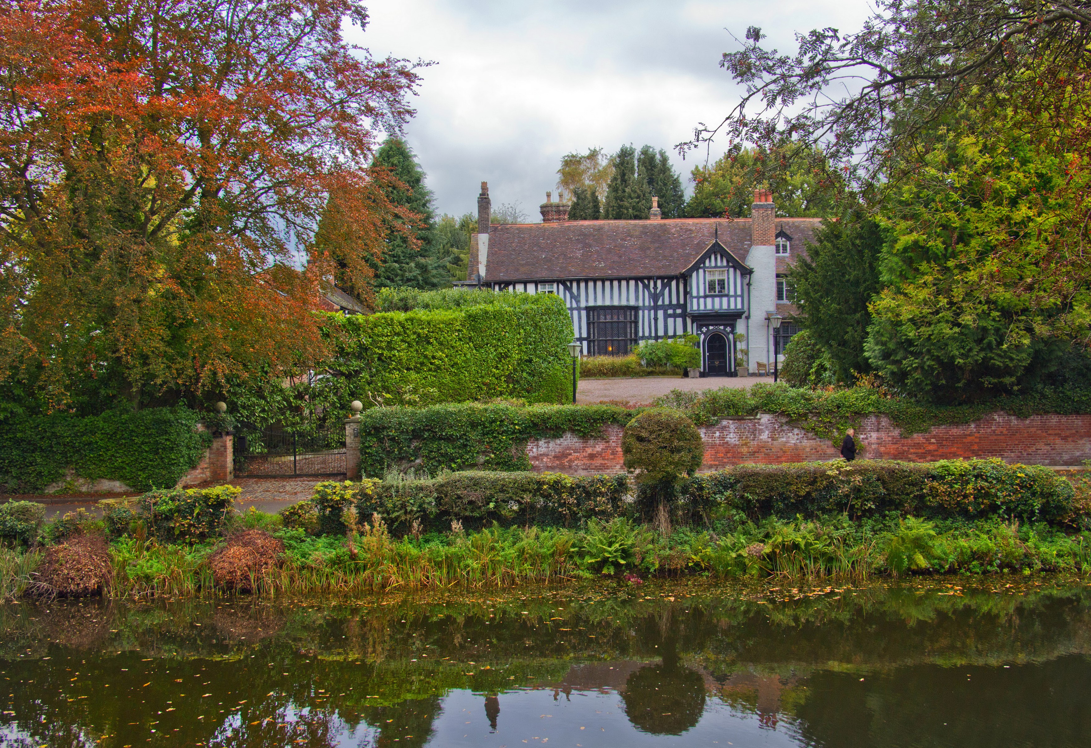 Tudor-style house with a pond in Gawsworth, Cheshire, England HD Wallpaper