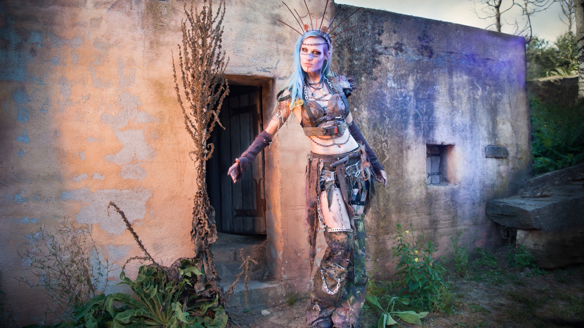Woman in post-apocalyptic cosplay with blue hair HD Wallpaper