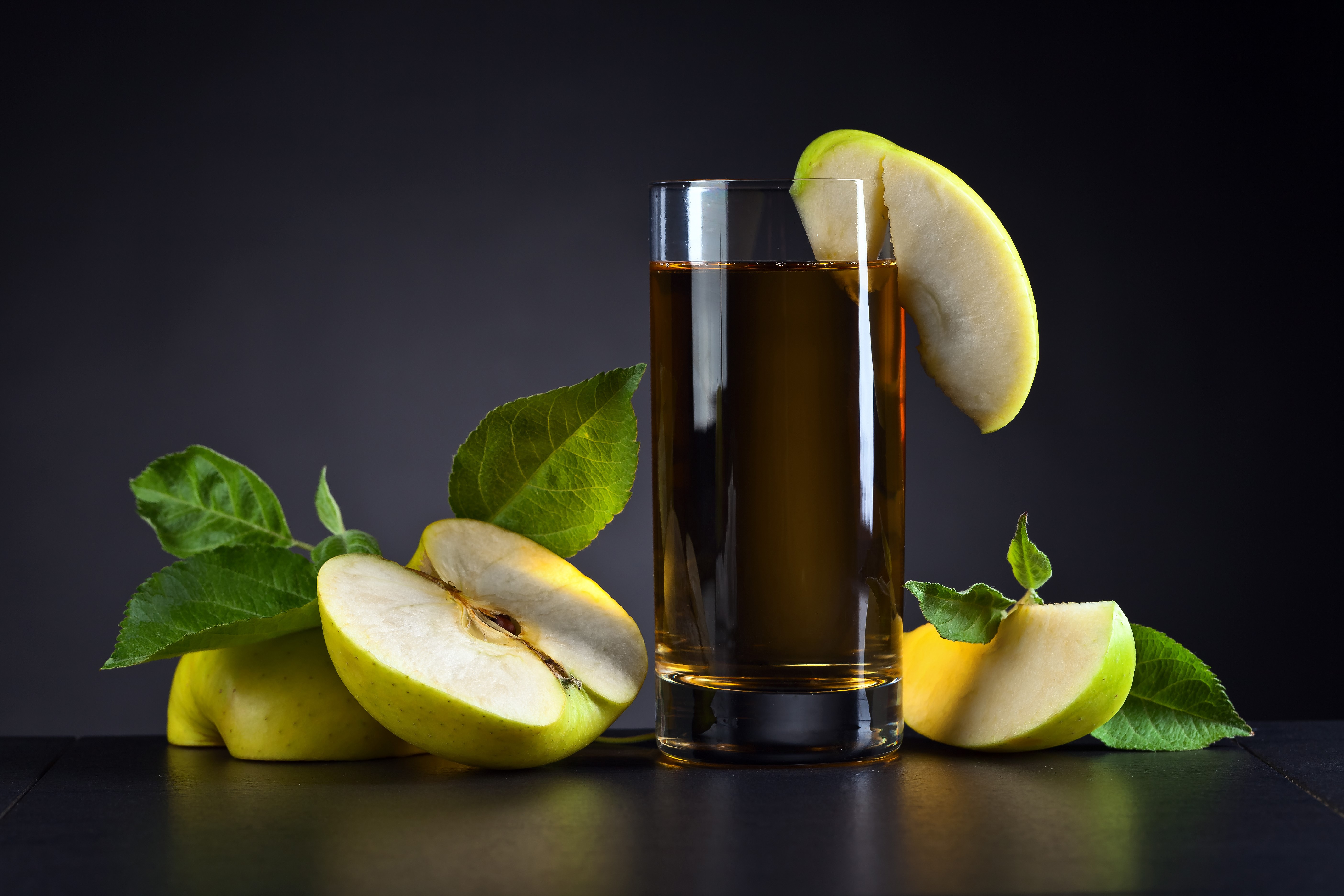 Apple Juice with Sliced Apples HD Wallpaper