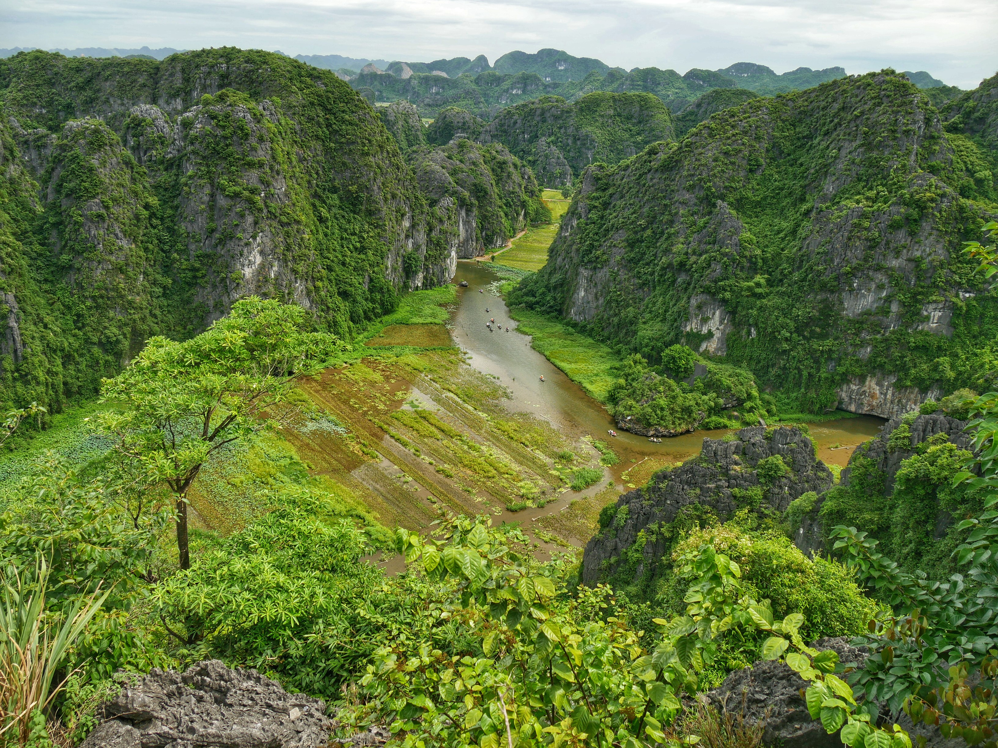 River and karst mountains in Ninh Binh, Vietnam HD Wallpaper