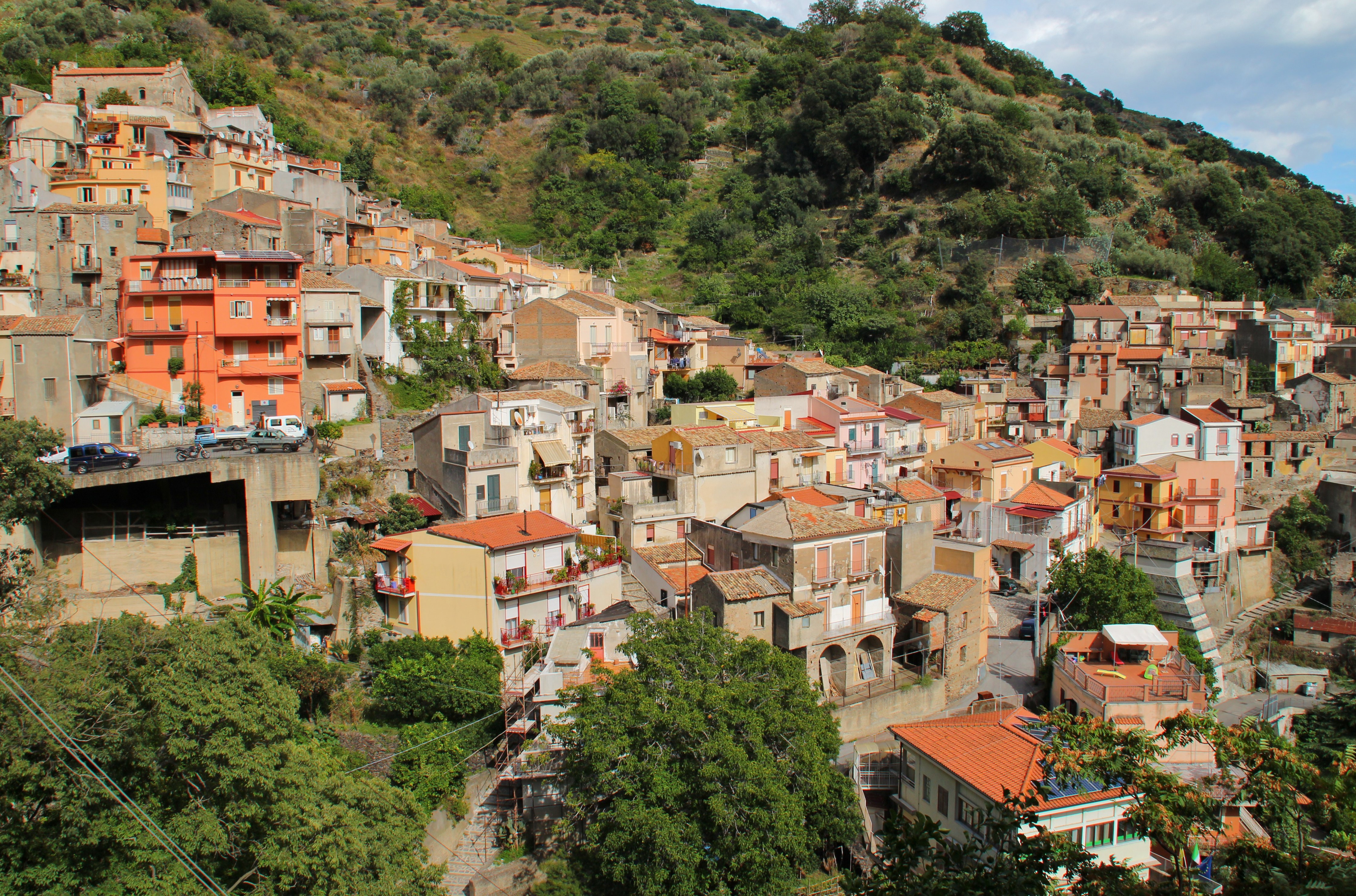Houses on a hillside in Sicily, Italy HD Wallpaper