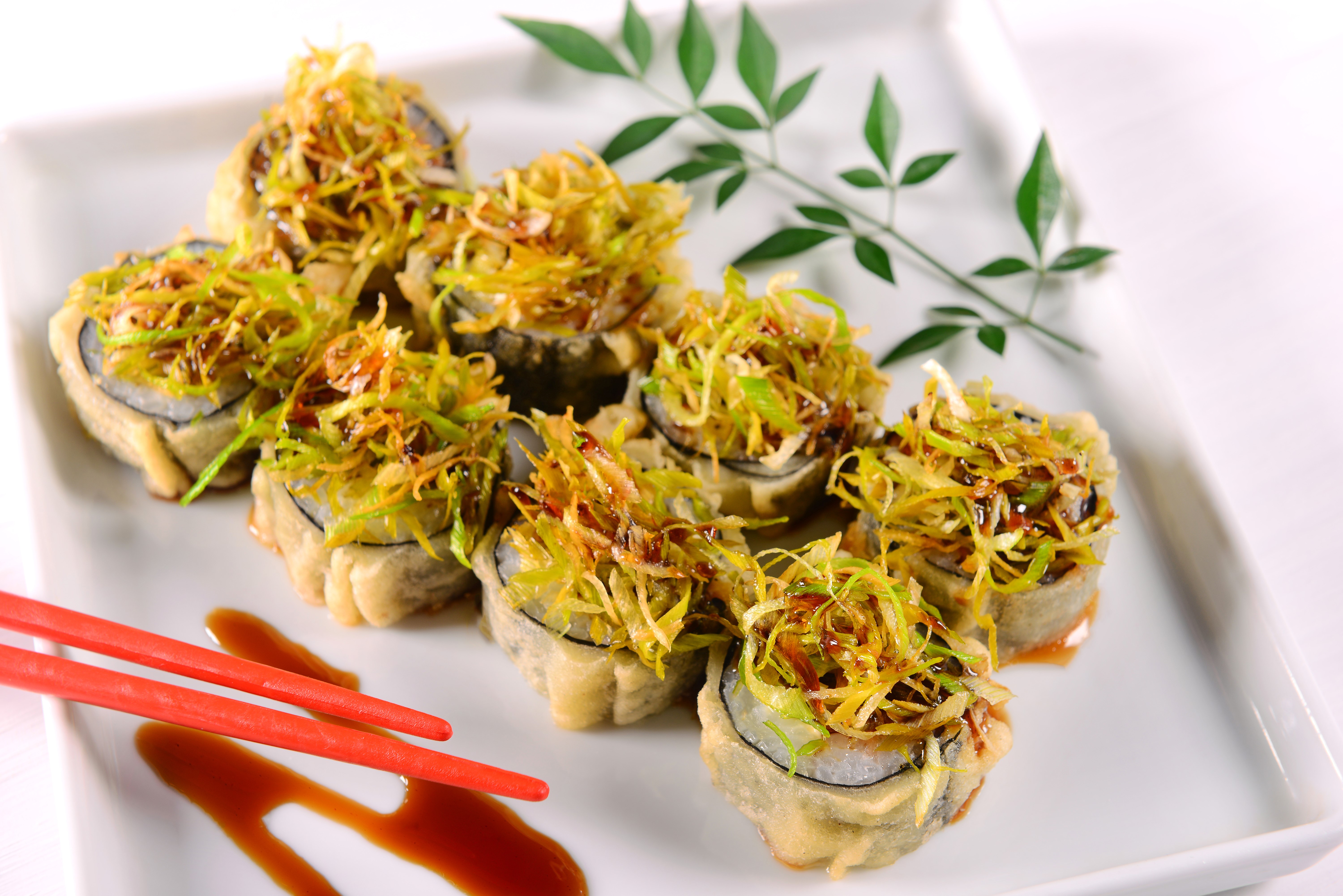 Deep-fried sushi rolls with leeks and sauce HD Wallpaper
