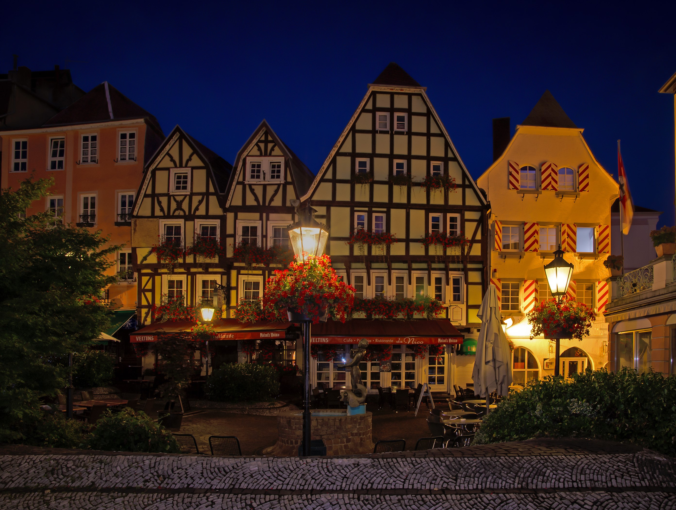 Night view of historic buildings and street lights in Linz am Rhein, Germany HD Wallpaper