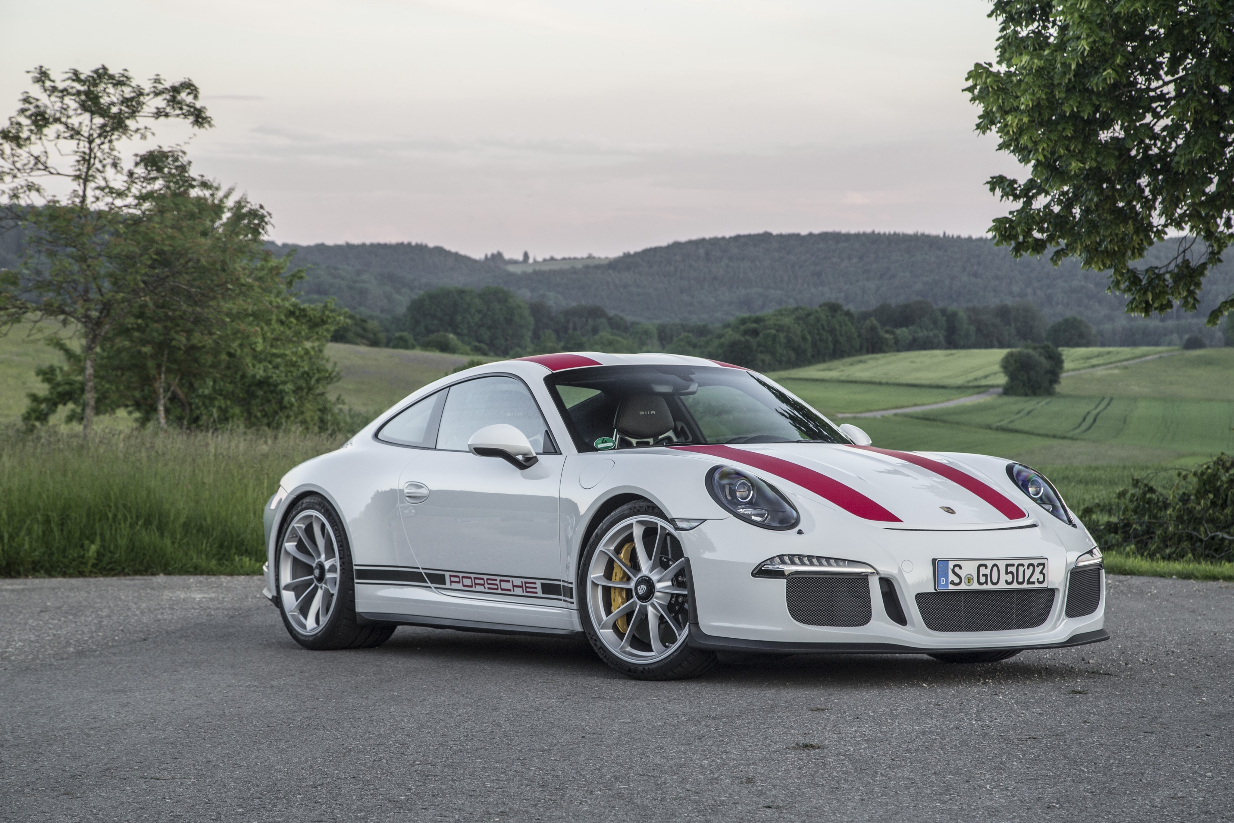 White Porsche 911 R with Red Stripes HD Wallpaper
