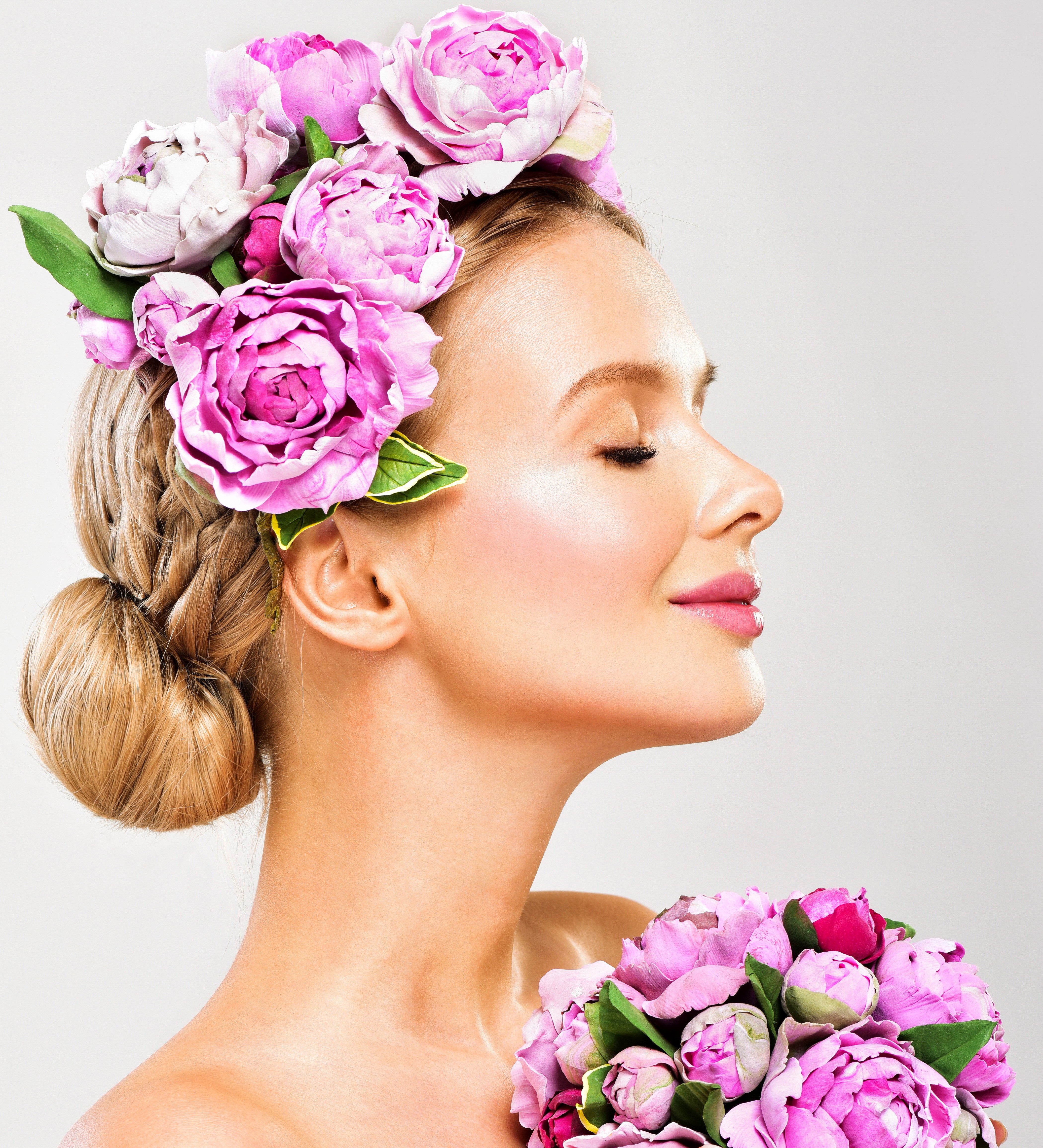 Blonde girl with peonies in hair and bouquet HD Wallpaper