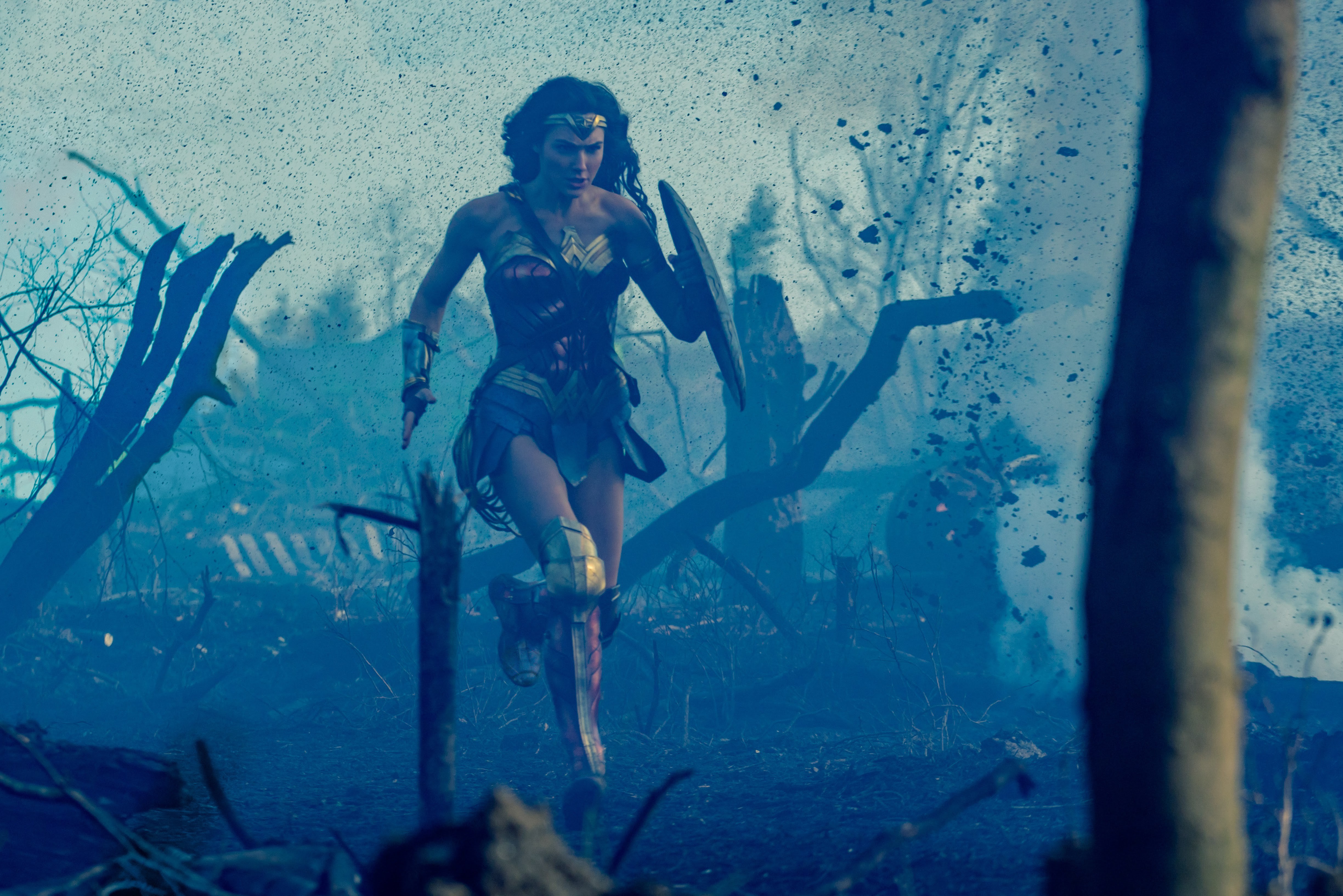 Wonder Woman running in a battle scene HD Wallpaper