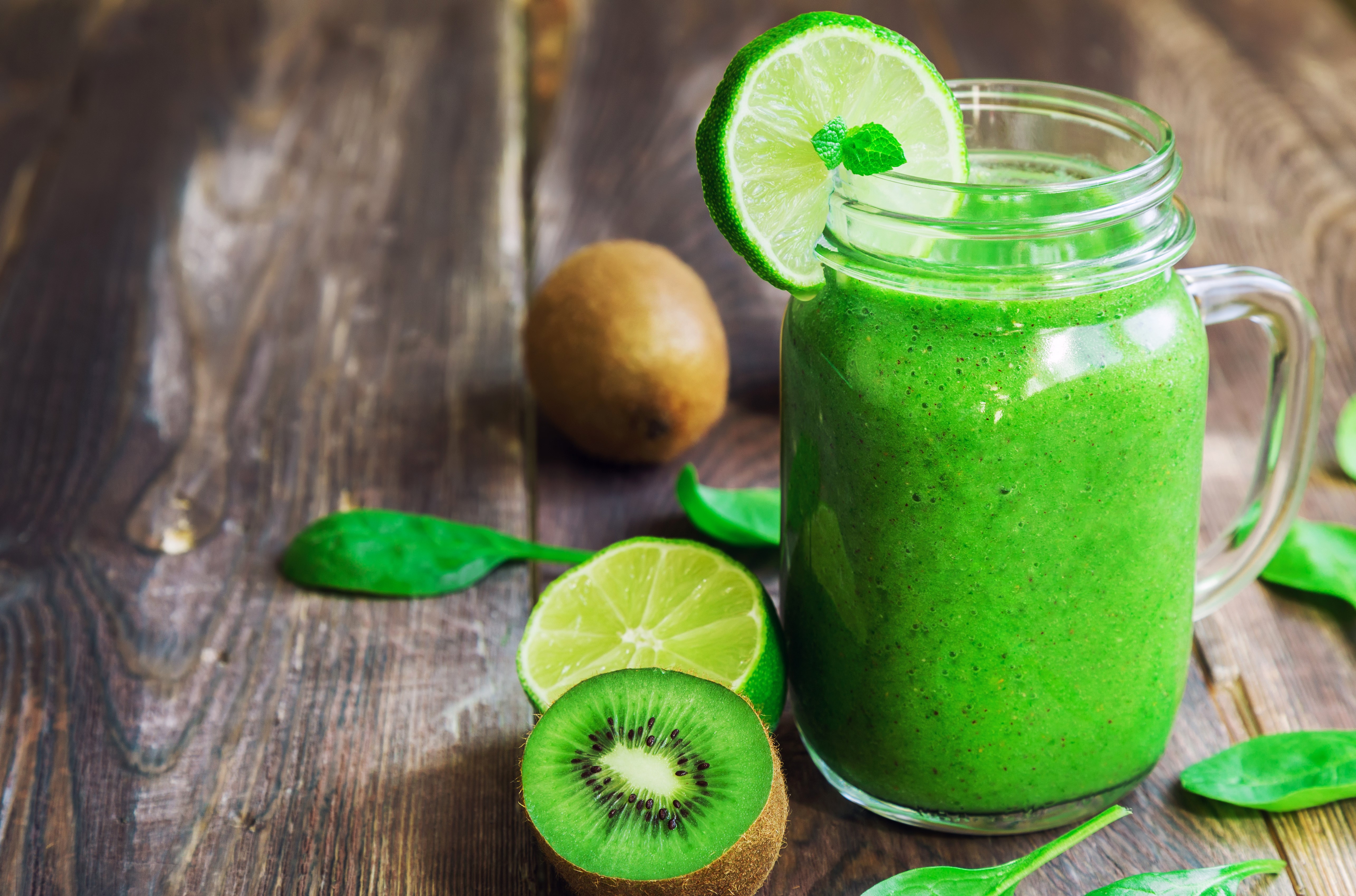 Green smoothie with kiwi and lime in a mug HD Wallpaper