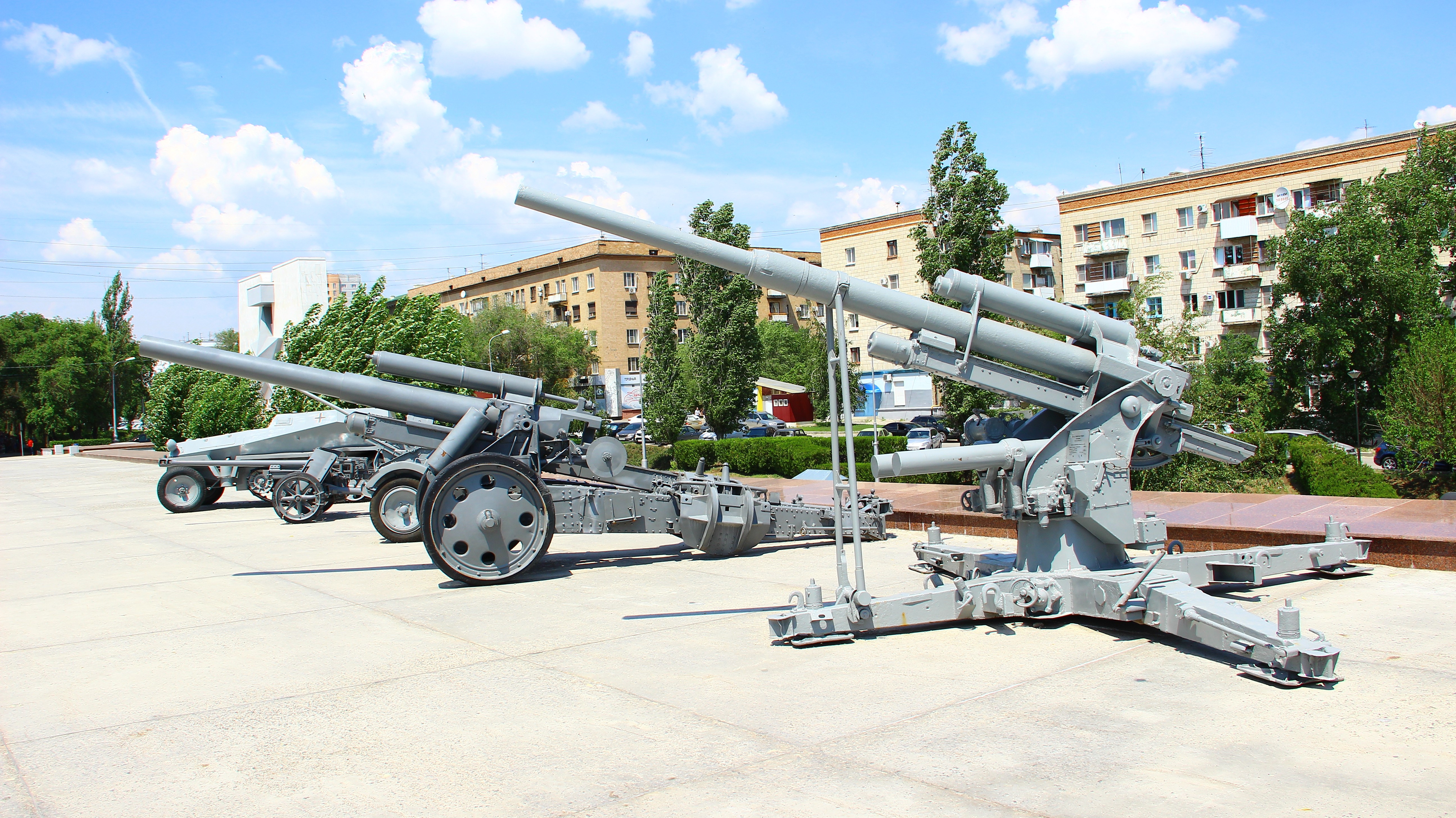German Cannons in Volgograd Museum HD Wallpaper