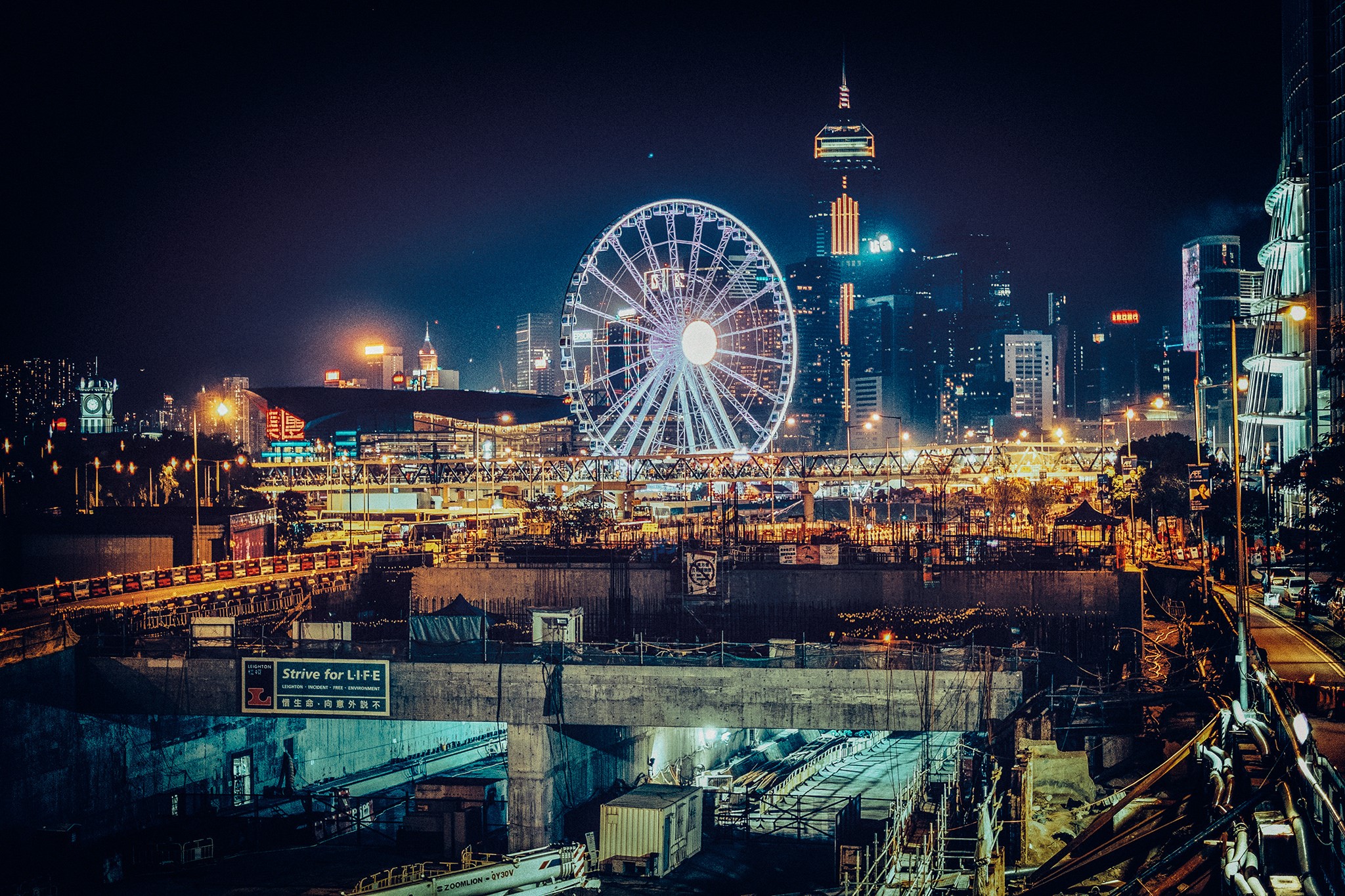 Hong Kong skyline with Ferris wheel at night HD Wallpaper
