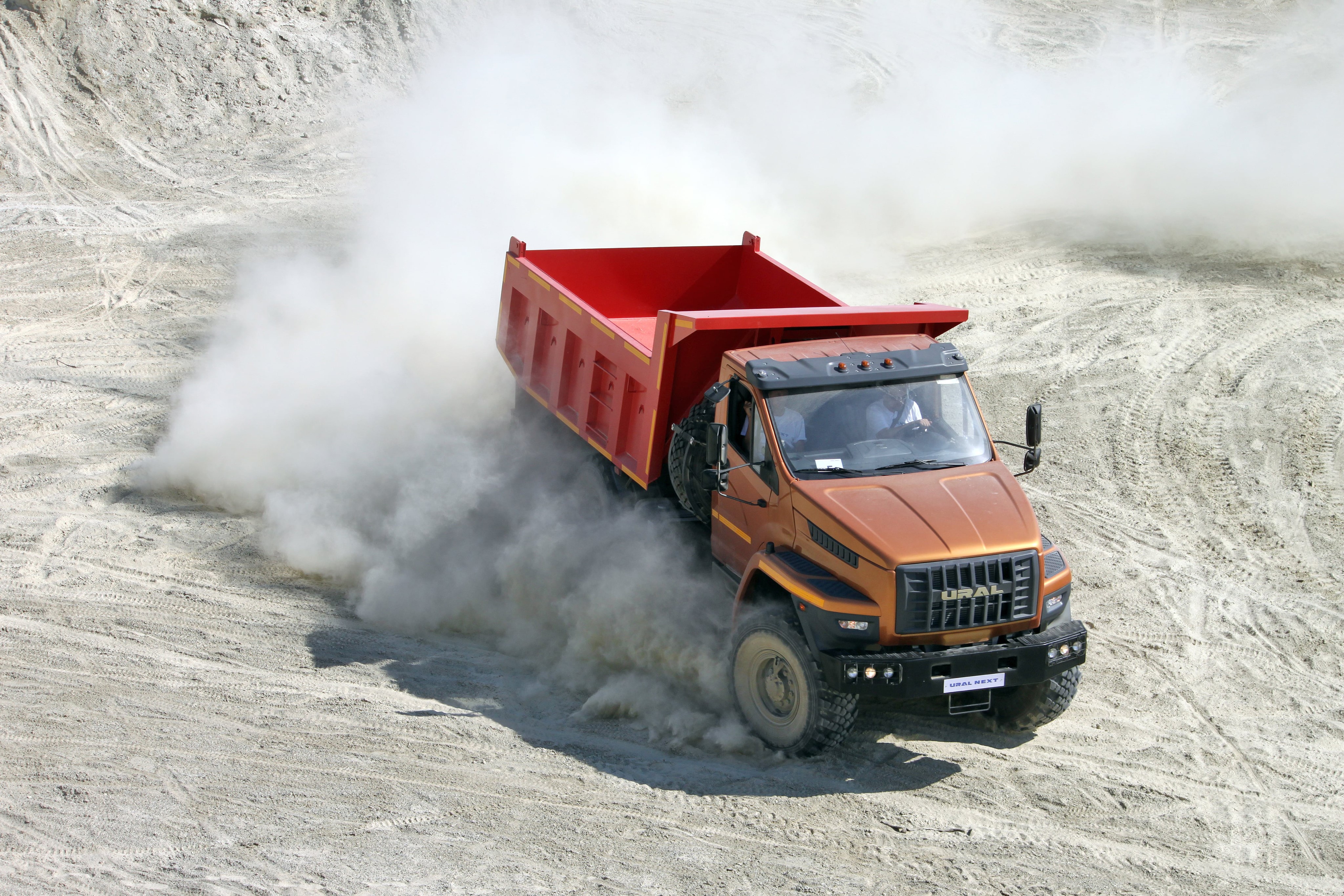 4K 2015-17 URAL-5557-6121-72 Truck in Motion HD Wallpaper