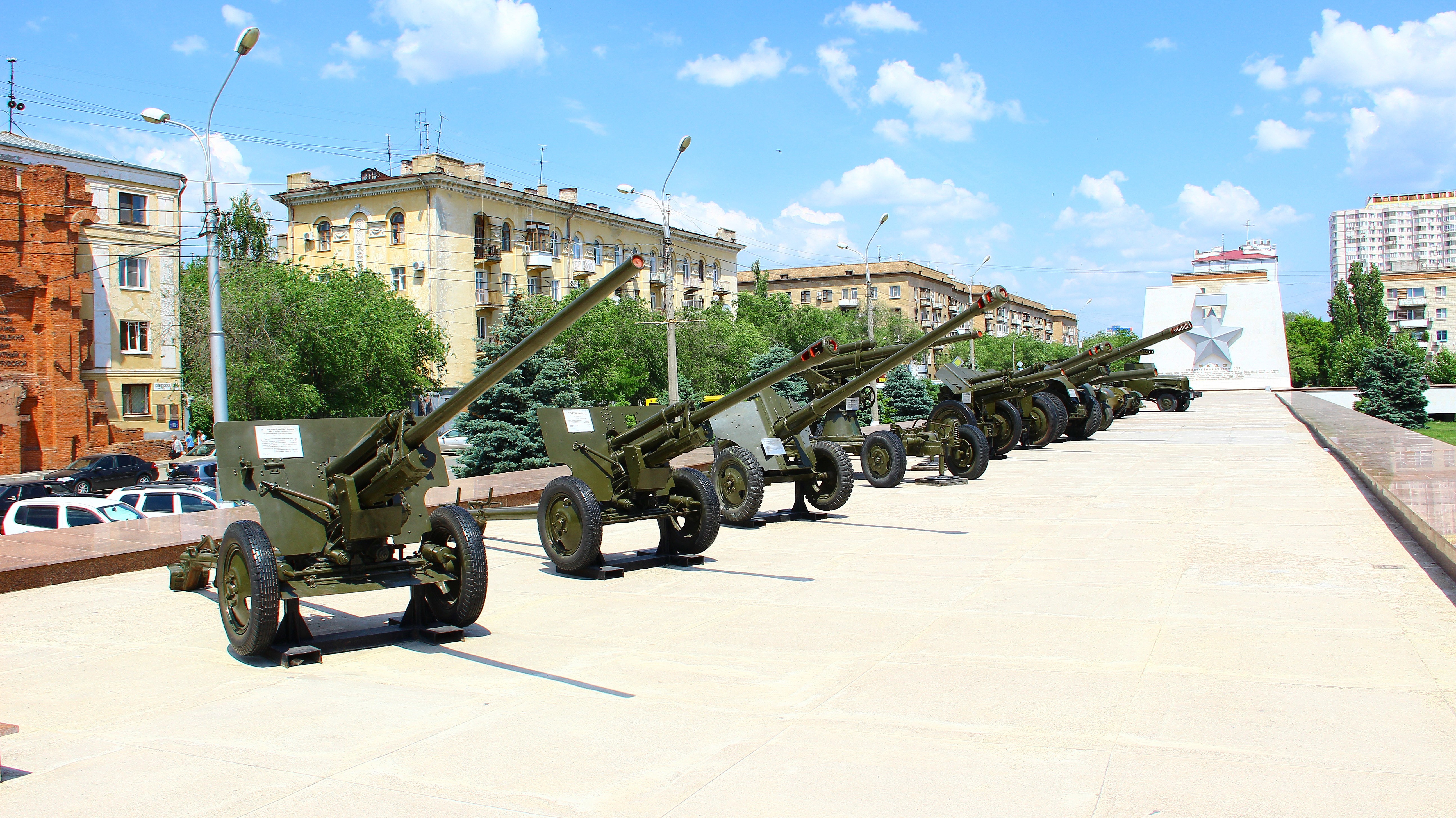 Artillery guns on display in Volgograd, Russia HD Wallpaper