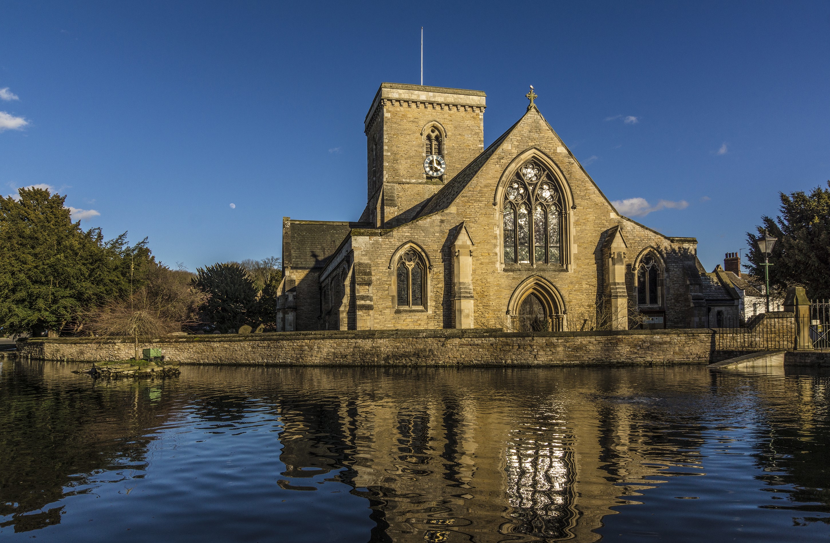 St Helens Church Welton East Yorkshire reflected in water HD Wallpaper